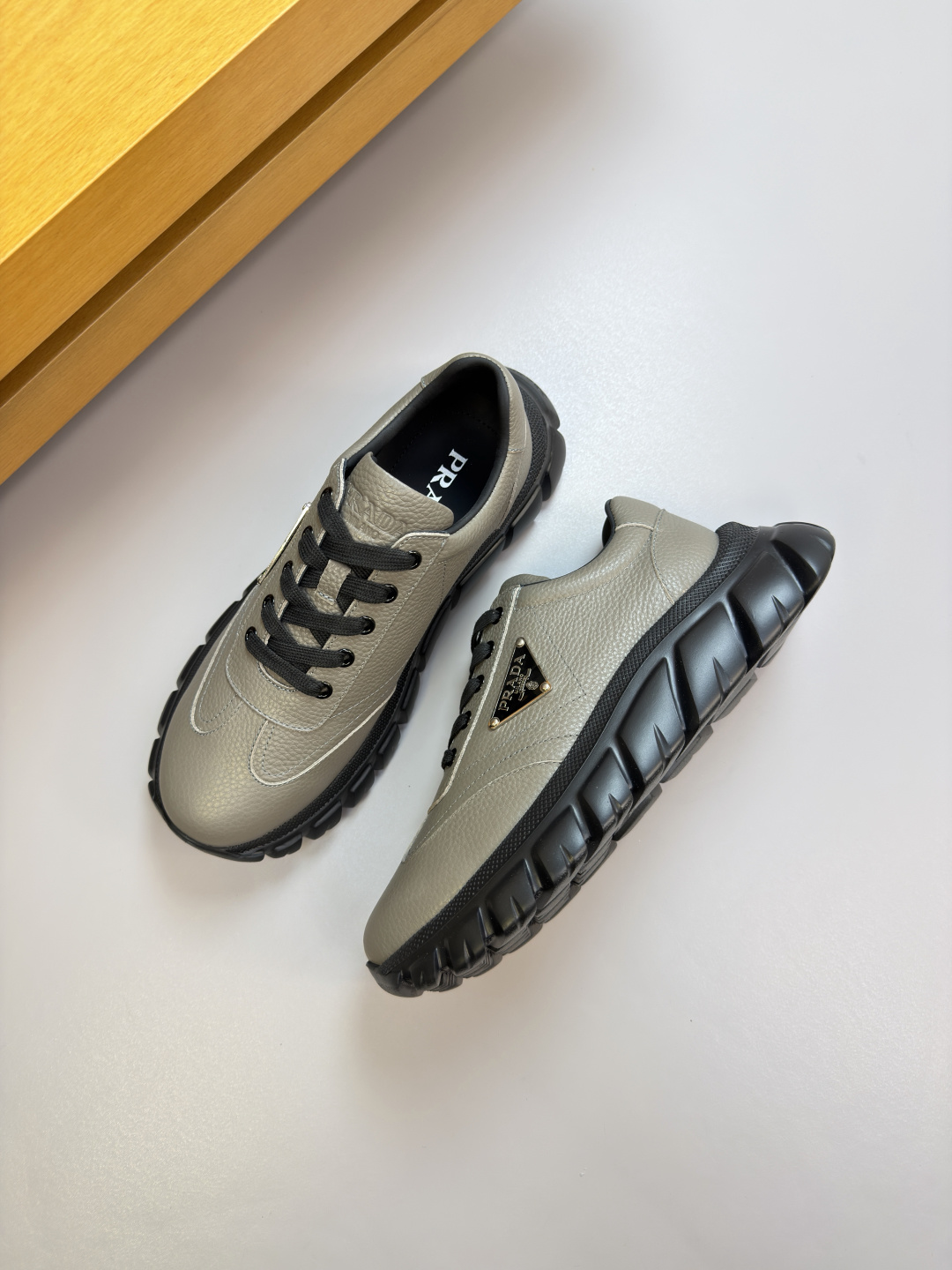 PRADA 프라다 리치 소가죽 로고 스니커즈 신발