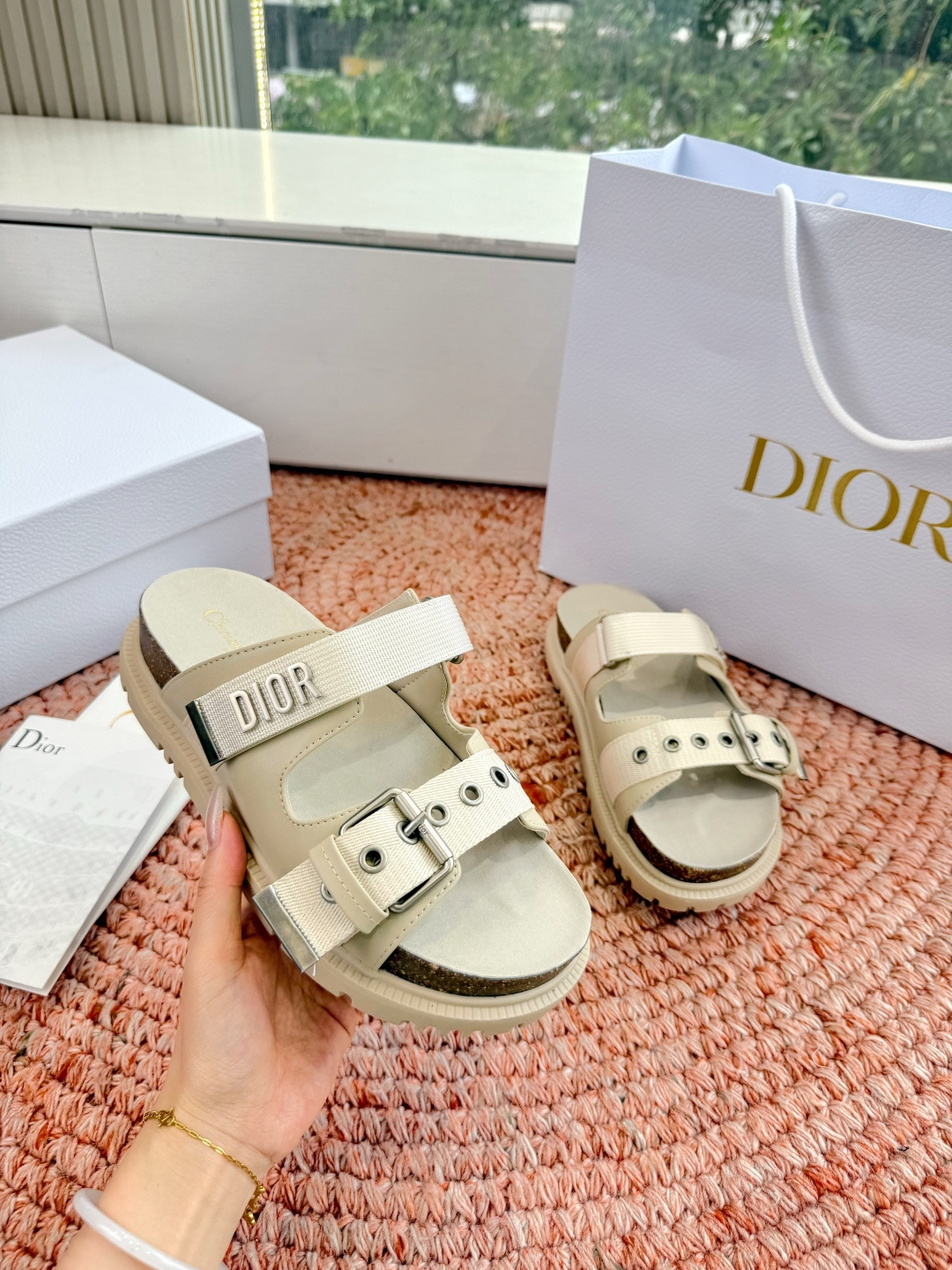디올(DIOR) CD 버클 슬리퍼 신발