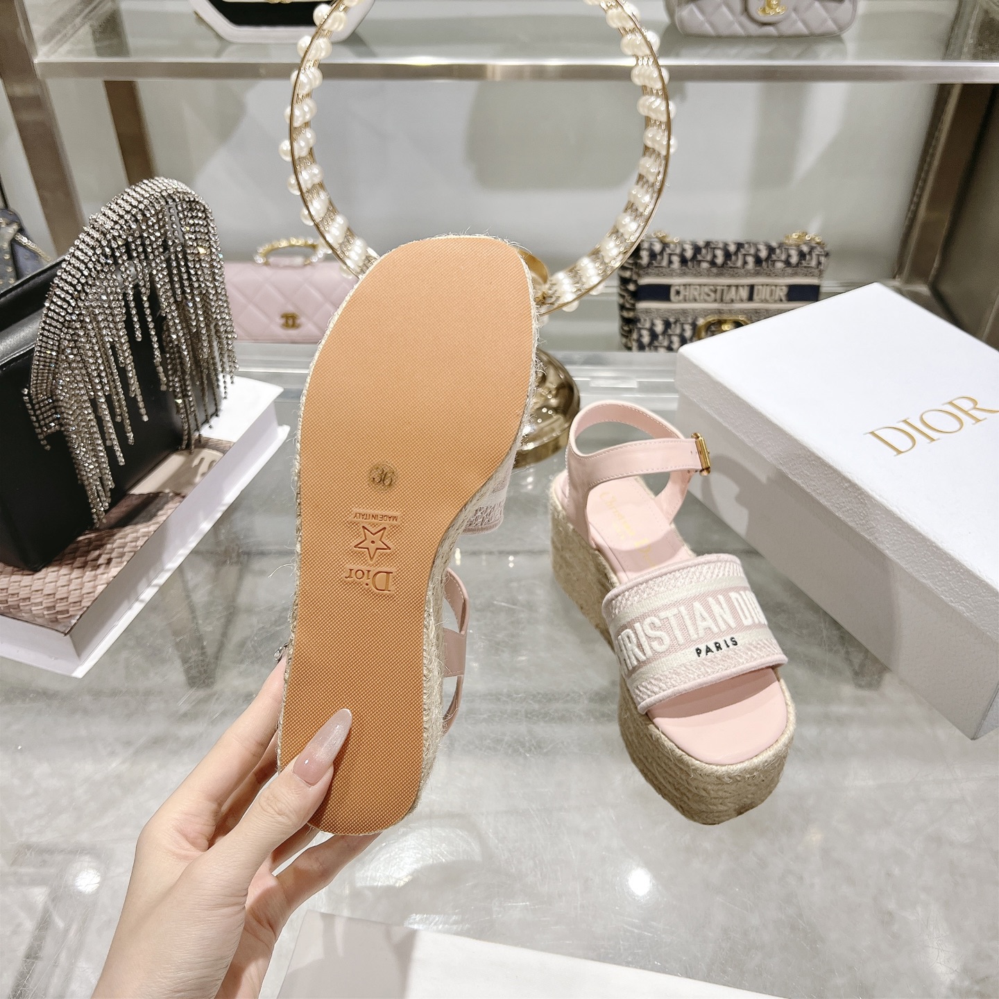 디올(DIOR) Dway 로고 밴드 앵클 스트랩 웨지 샌들 신발