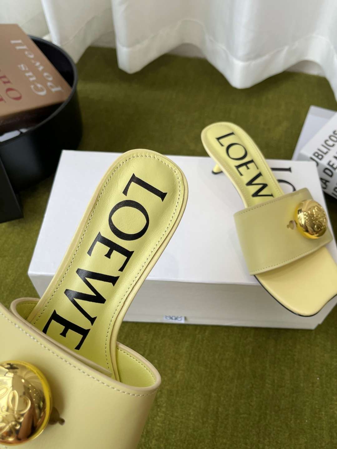 로에베(LOEWE) 메달 스퀘어토 키튼힐 뮬 샌들 신발