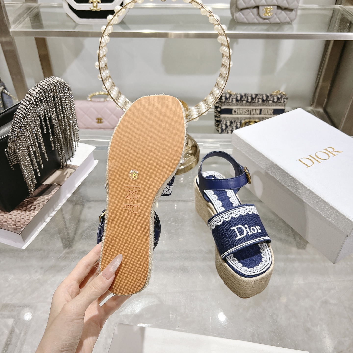 디올(DIOR) Dway 로고 자수 에스파드류 웨지 샌들 신발