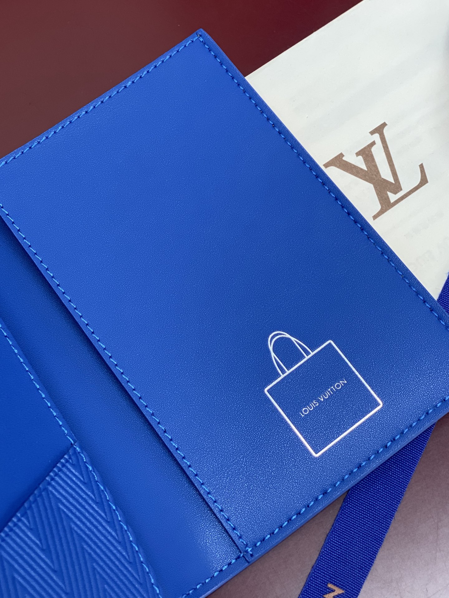 [Louis Vuitton] LV 루이비통 쇼퍼백 모티브 Packaging 패스포트 홀더 지갑 M2A444