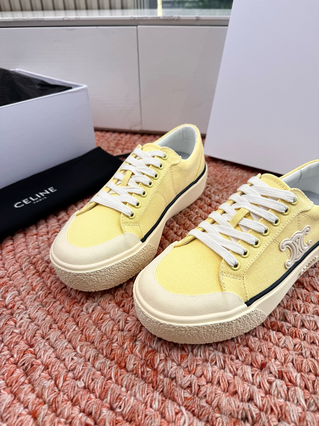 셀린느(CELINE) 트리오페 로고 플랫폼 캔버스 스니커즈 신발