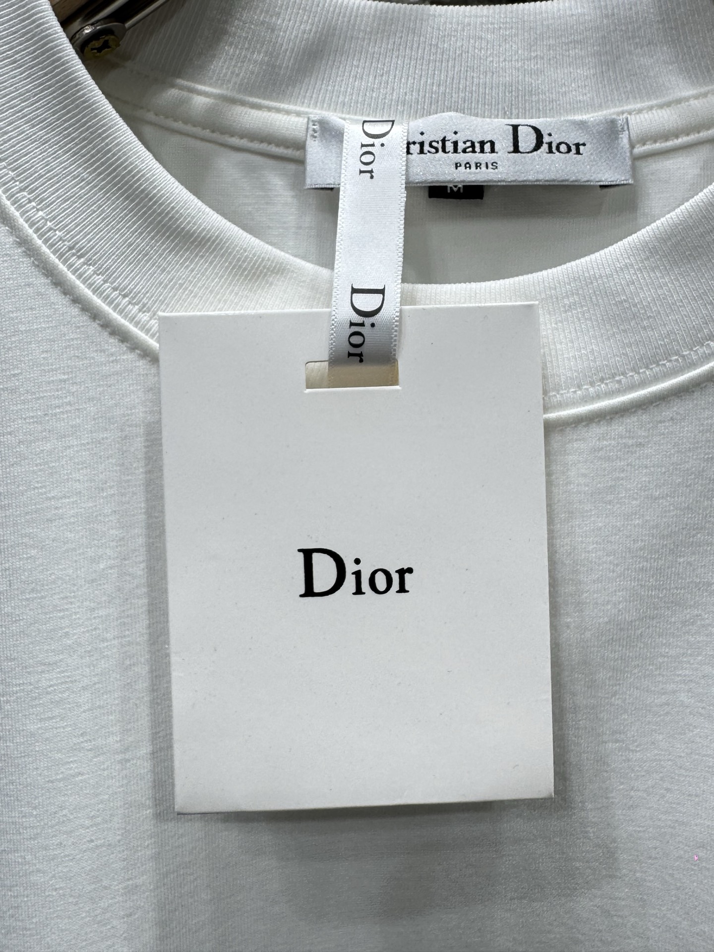 디올(DIOR) 레터링 자수 슬리브리스 상의 의류
