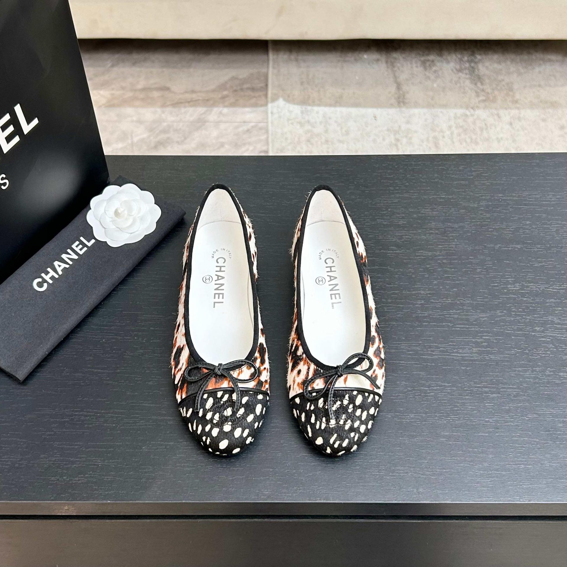샤넬(CHANEL) 리본 배색 발레리나 플랫슈즈 신발