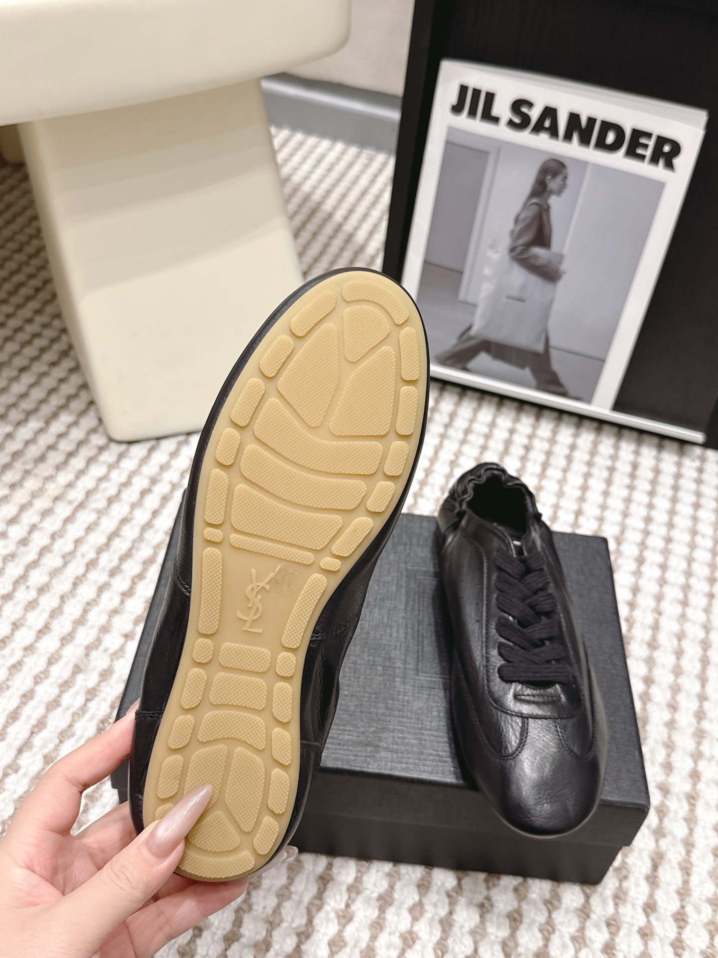 생로랑(SAINT LAURENT) 펀칭 레더 독일군 스니커즈 신발