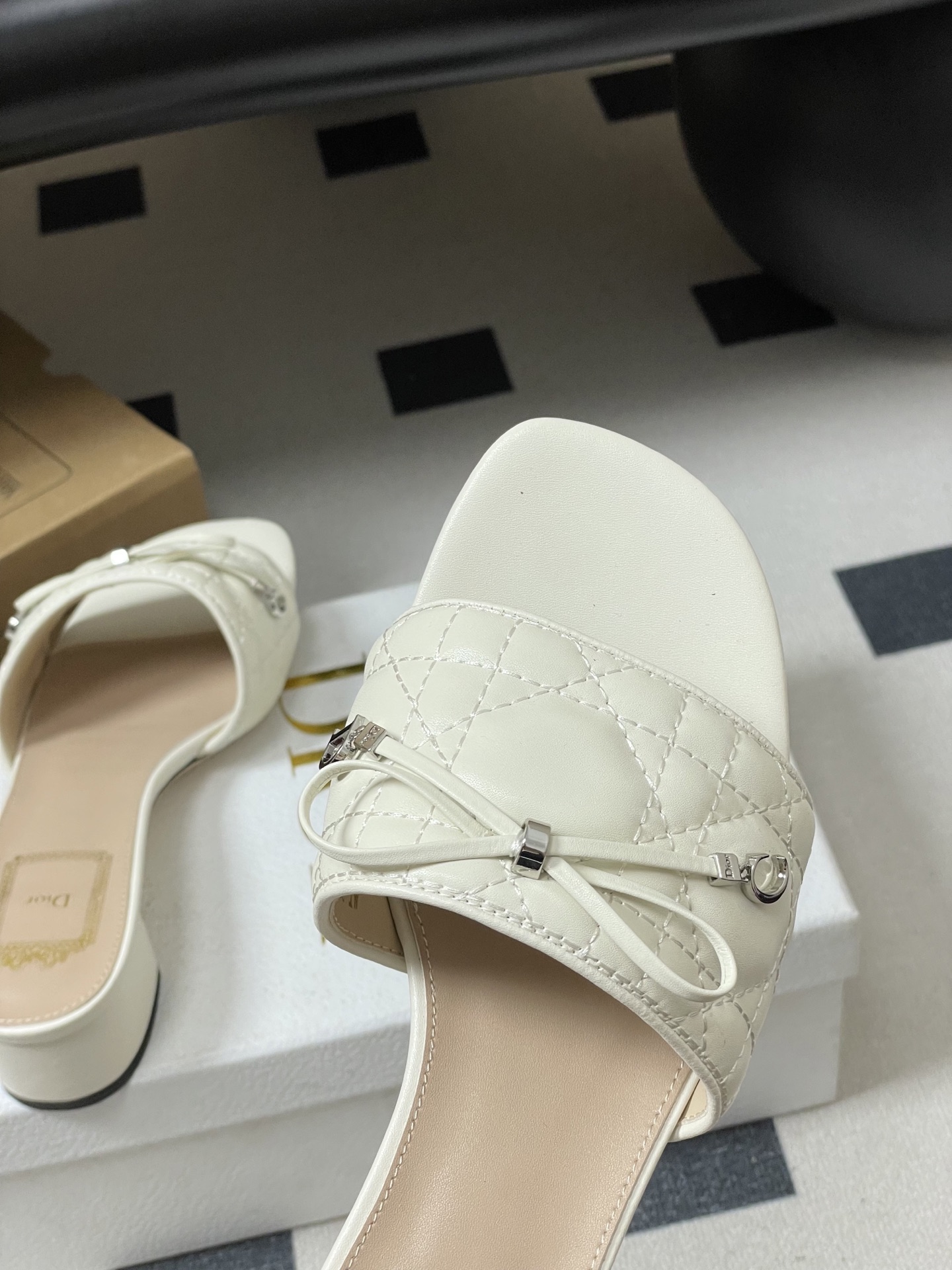 디올(DIOR) 퀼팅 리본 미들굽 슬리퍼 신발