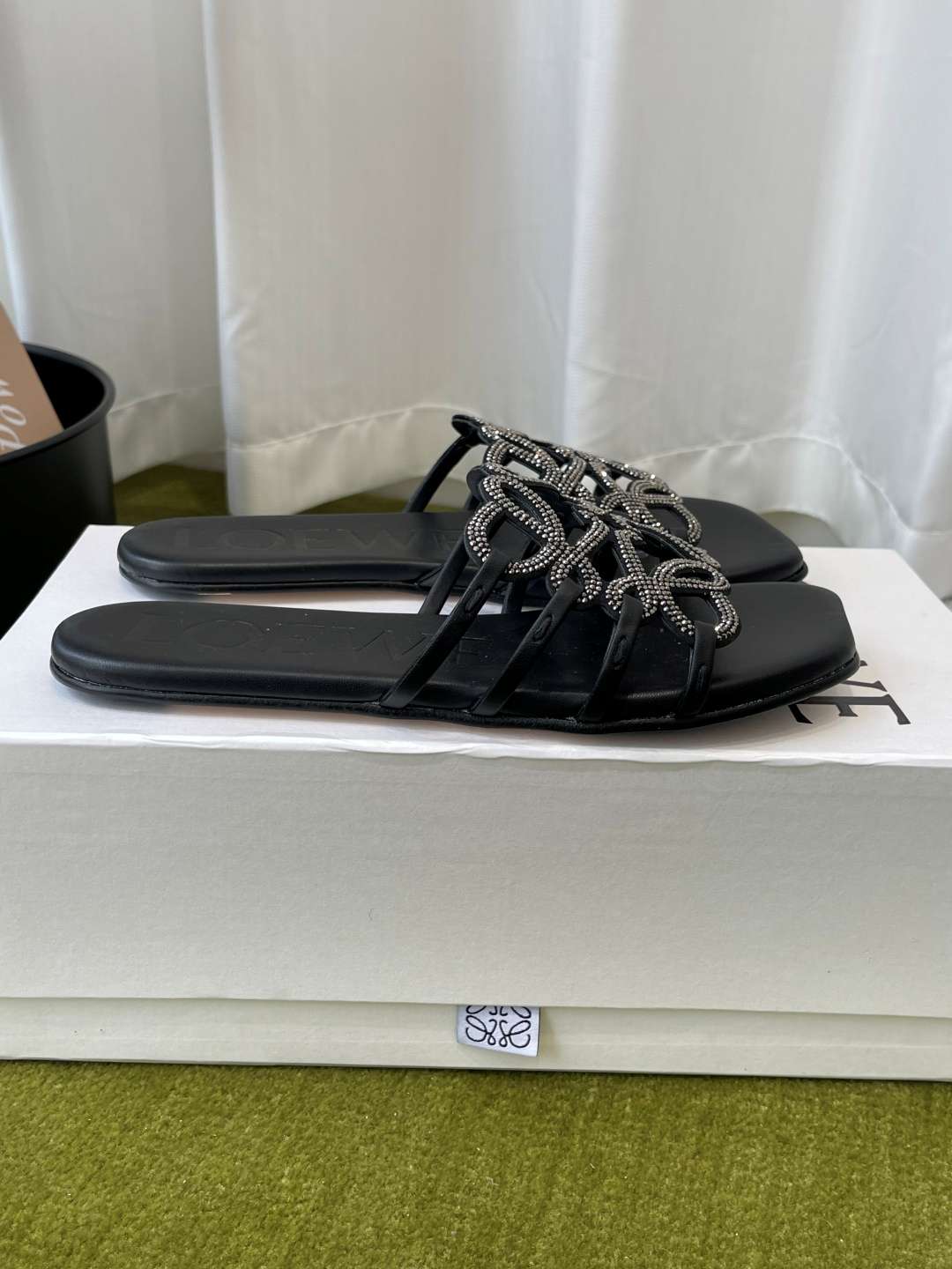 로에베(LOEWE) 라인스톤 스퀘어토 플랫 슬리퍼 신발