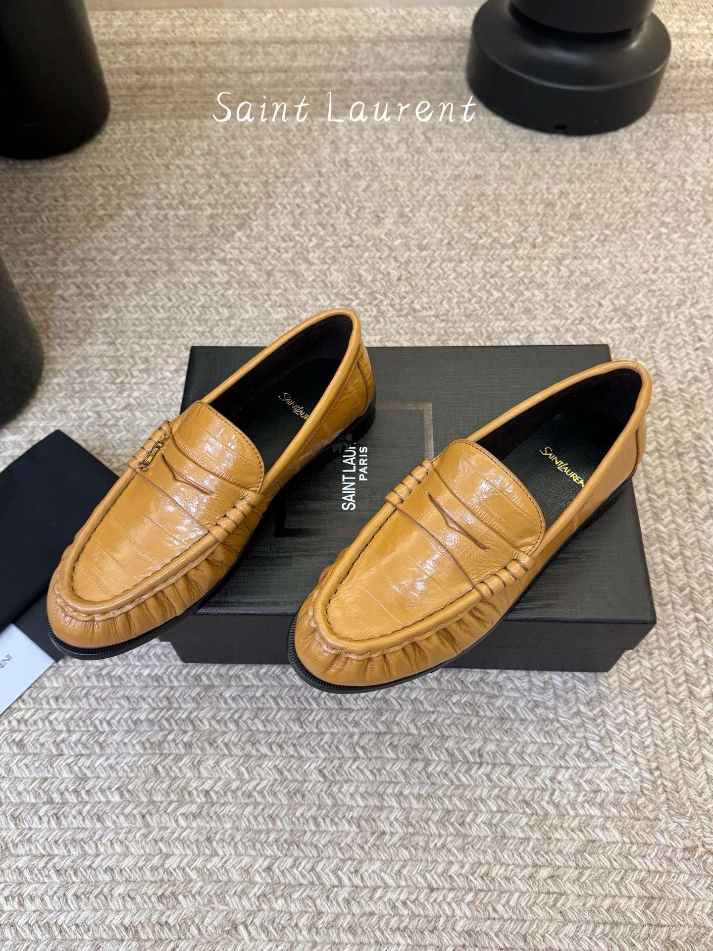 생로랑(SAINT LAURENT) 카프 레더 페니 로퍼 신발