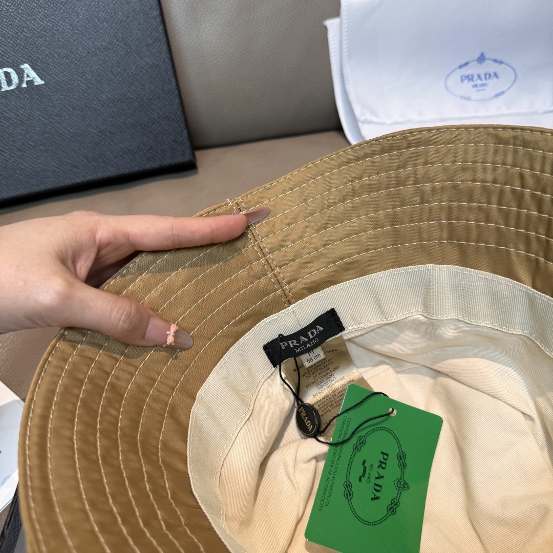 프라다(PRADA) 삼각 로고 옥스포드 버킷햇 모자