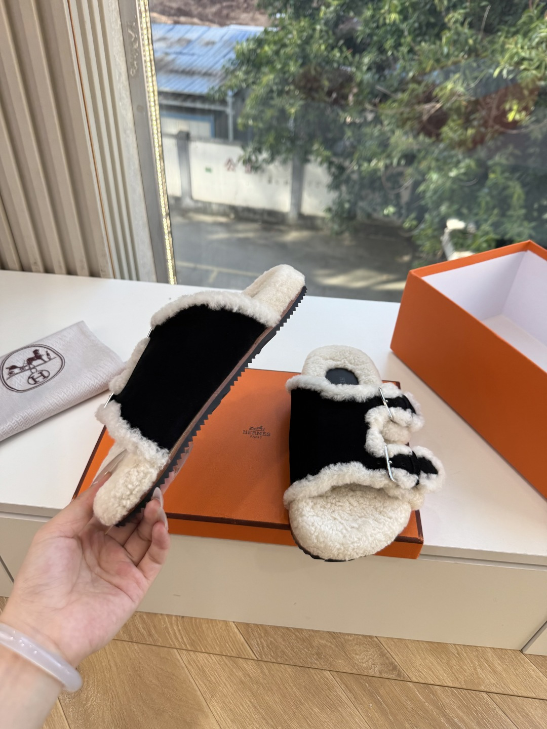 에르메스(HERMES) 시어링 퍼 뮬 슬리퍼 신발