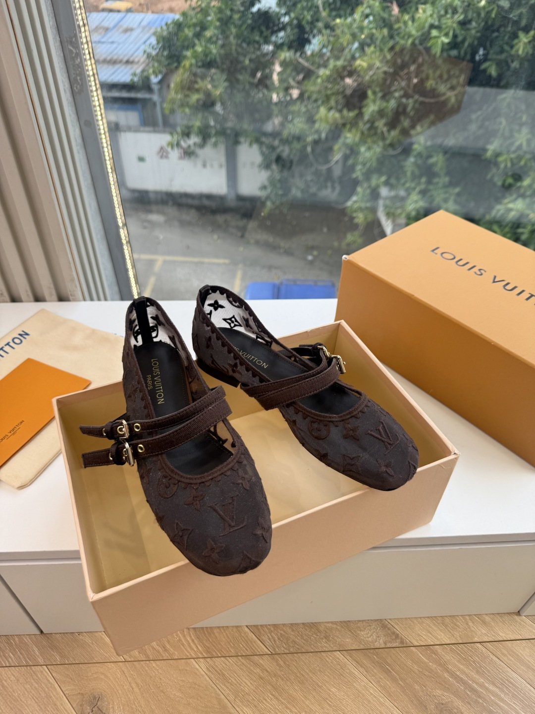 루이비통(LV) 무라카미 체리 메쉬 샌들 신발