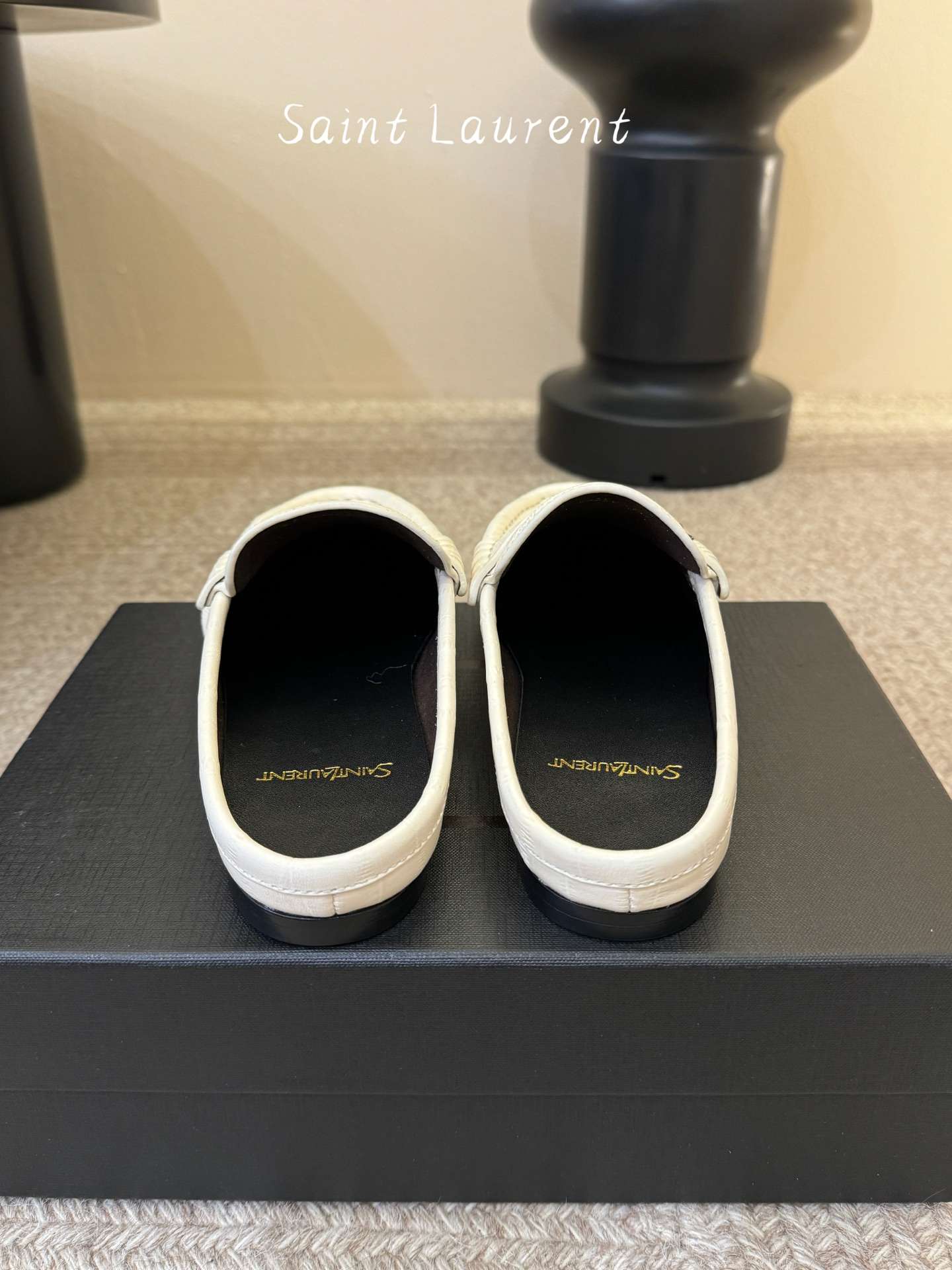 생로랑(SAINT LAURENT) 카프 레더 페니 백리스 로퍼 신발