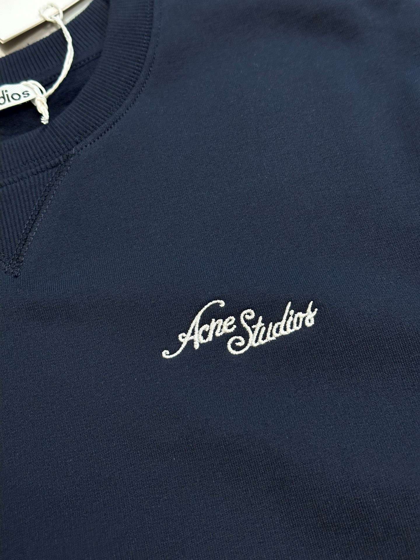 아크네(Acne studios) 로고 자수 기모 스웨트셔츠 상의 의류