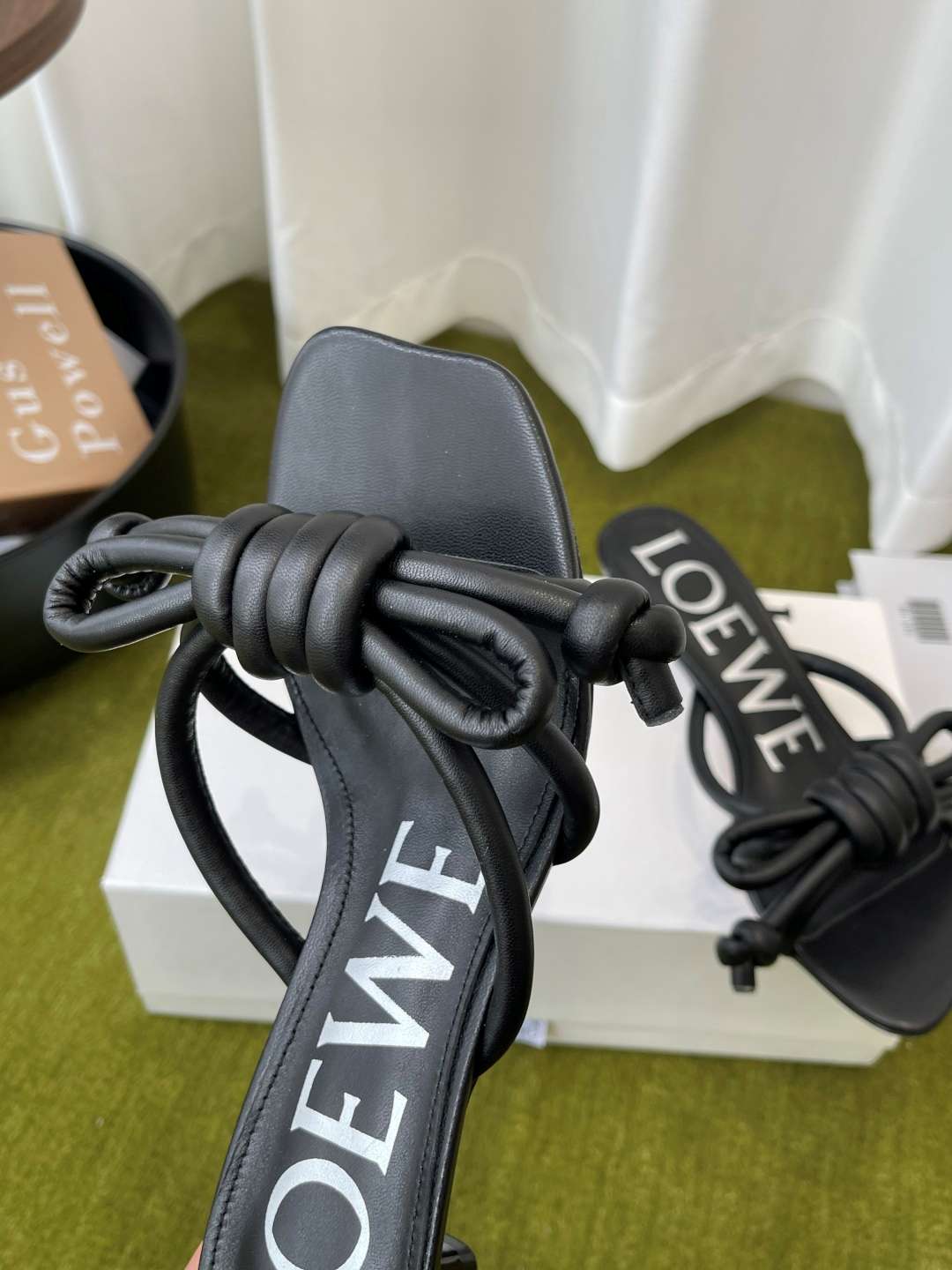 로에베(LOEWE) 리본 매듭 스트랩 미들힐 신발