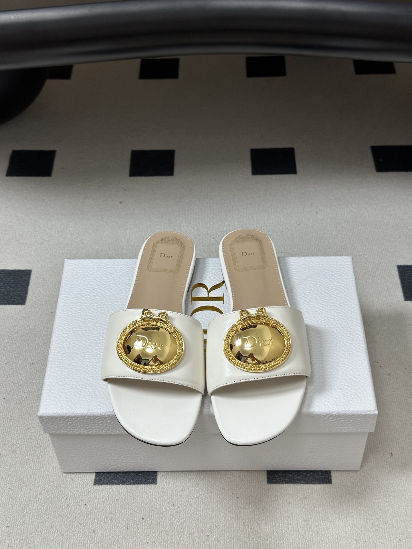 디올(DIOR) 메탈 버클 슬라이드 슬리퍼 신발
