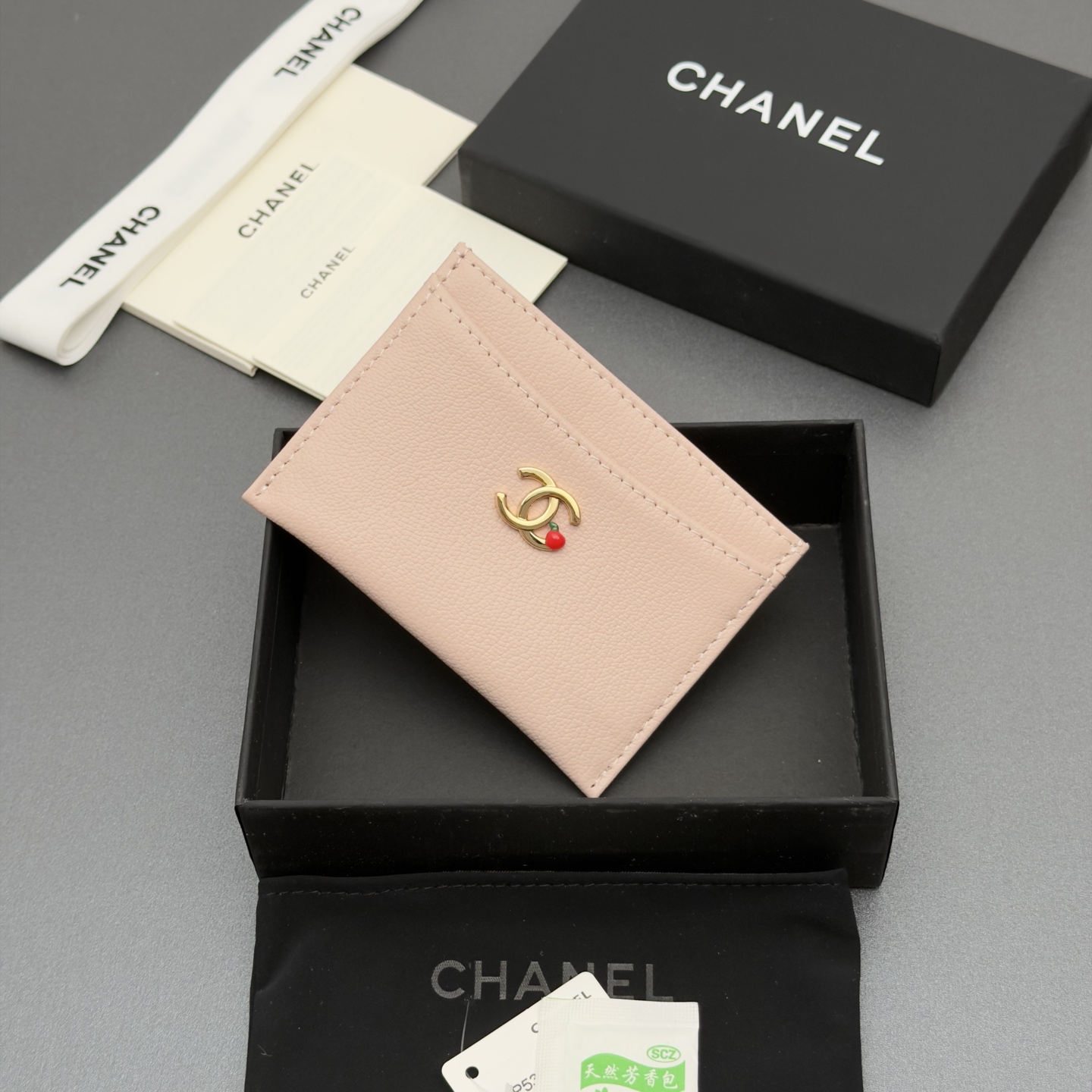 [Chanel] 샤넬 메탈 로고 레더 카드 지갑