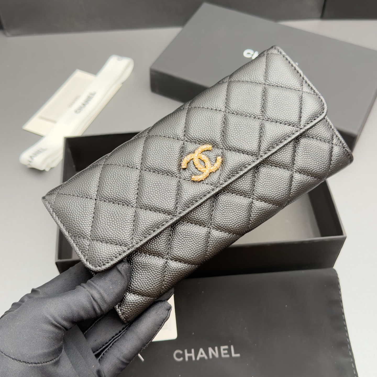 [Chanel] 샤넬 26SS 캐비어 멀티 젬스톤 플랩 장지갑