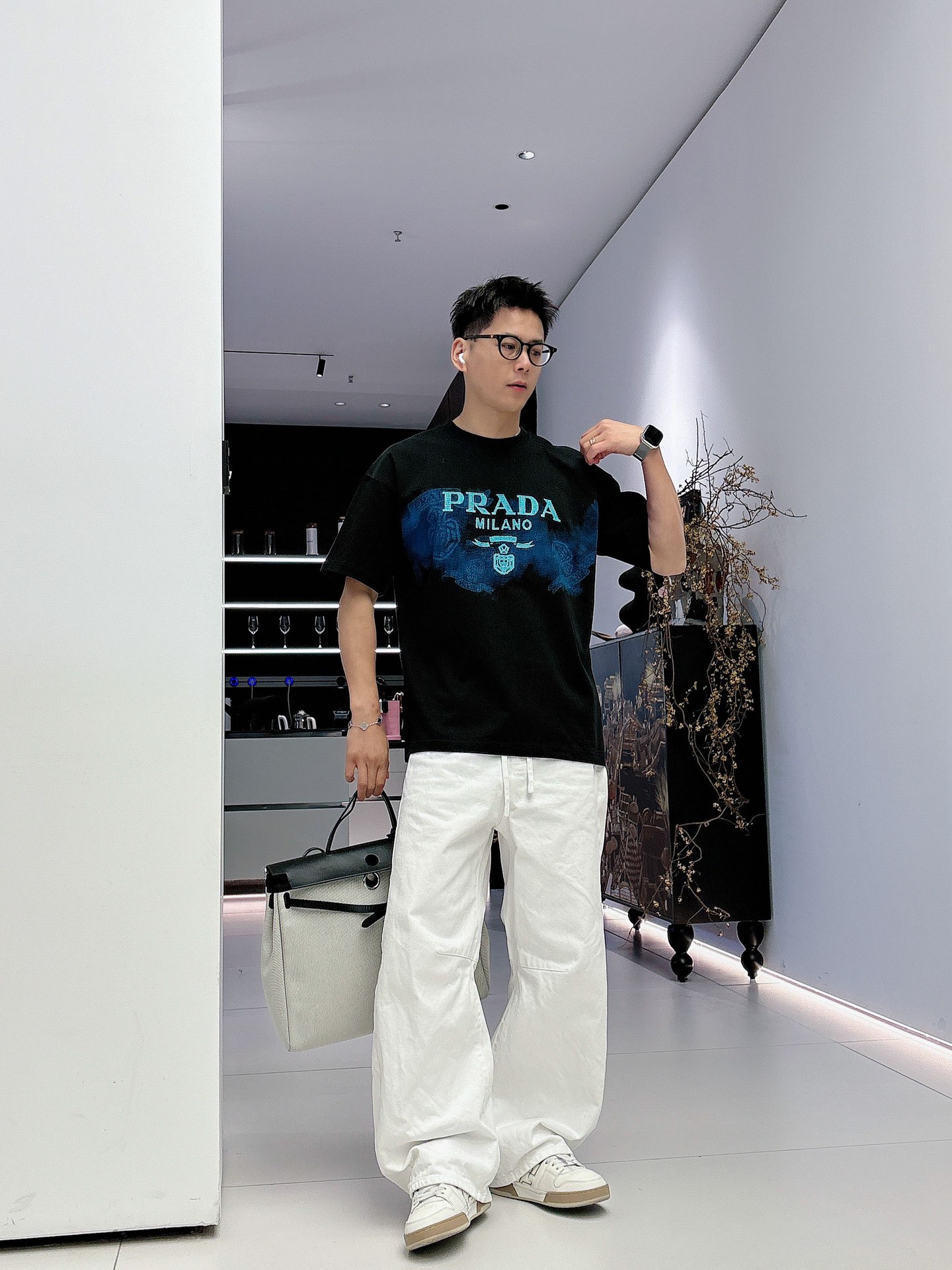 프라다(PRADA) 자수 로고 반팔 티셔츠 상의 의류