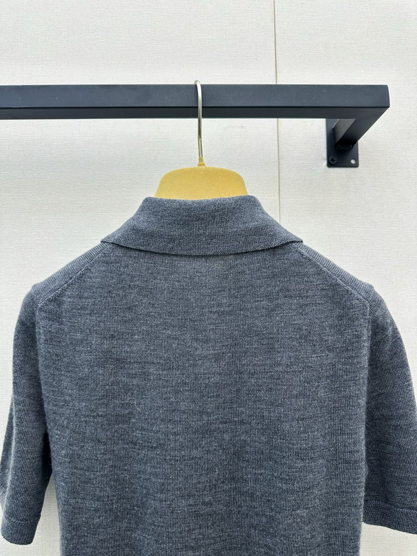 미우미우(MIU MIU) 로고 자수 크롭 울 폴로 니트 상의 의류