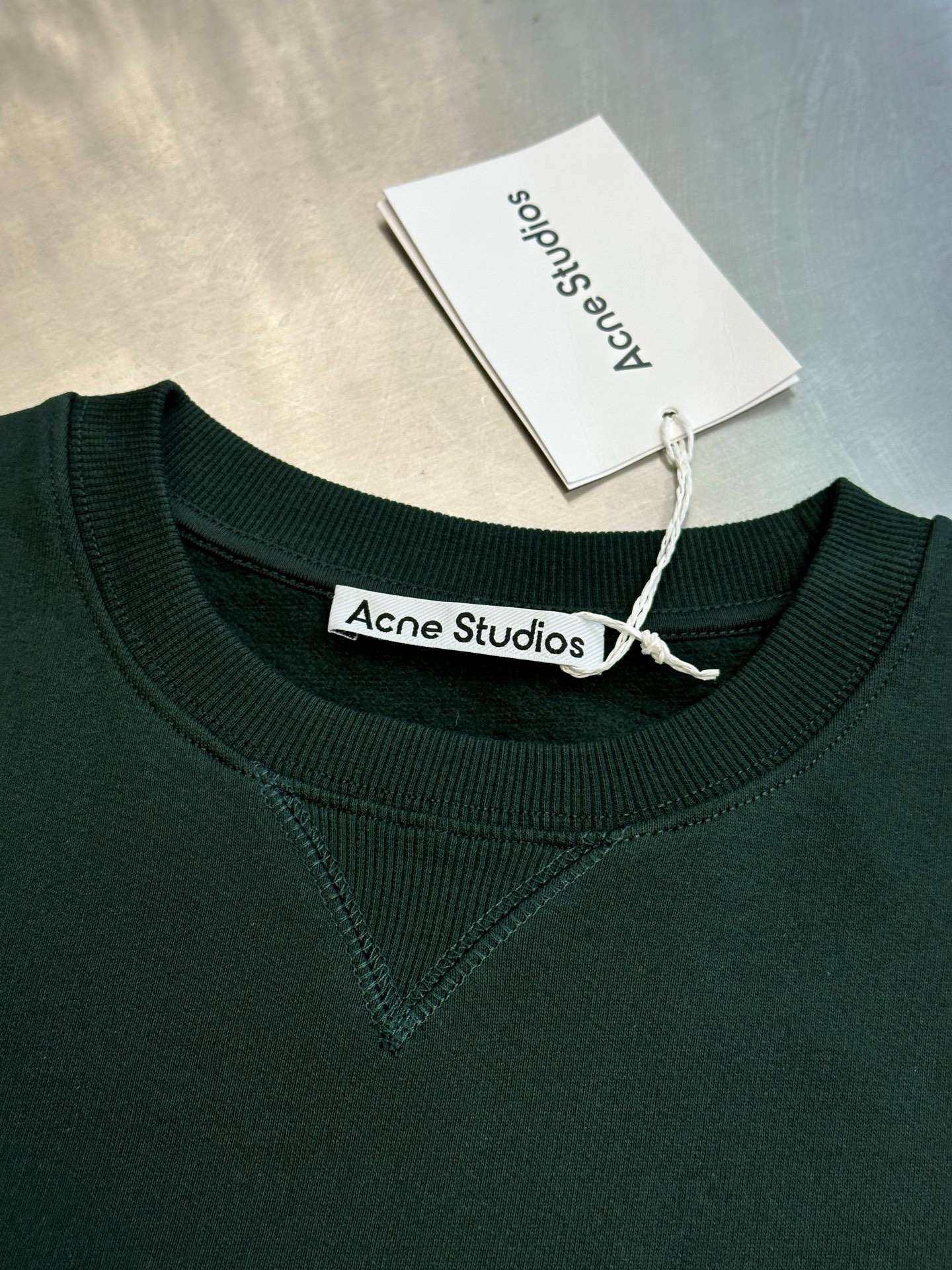 아크네(Acne studios) 로고 자수 기모 스웨트셔츠 상의 의류