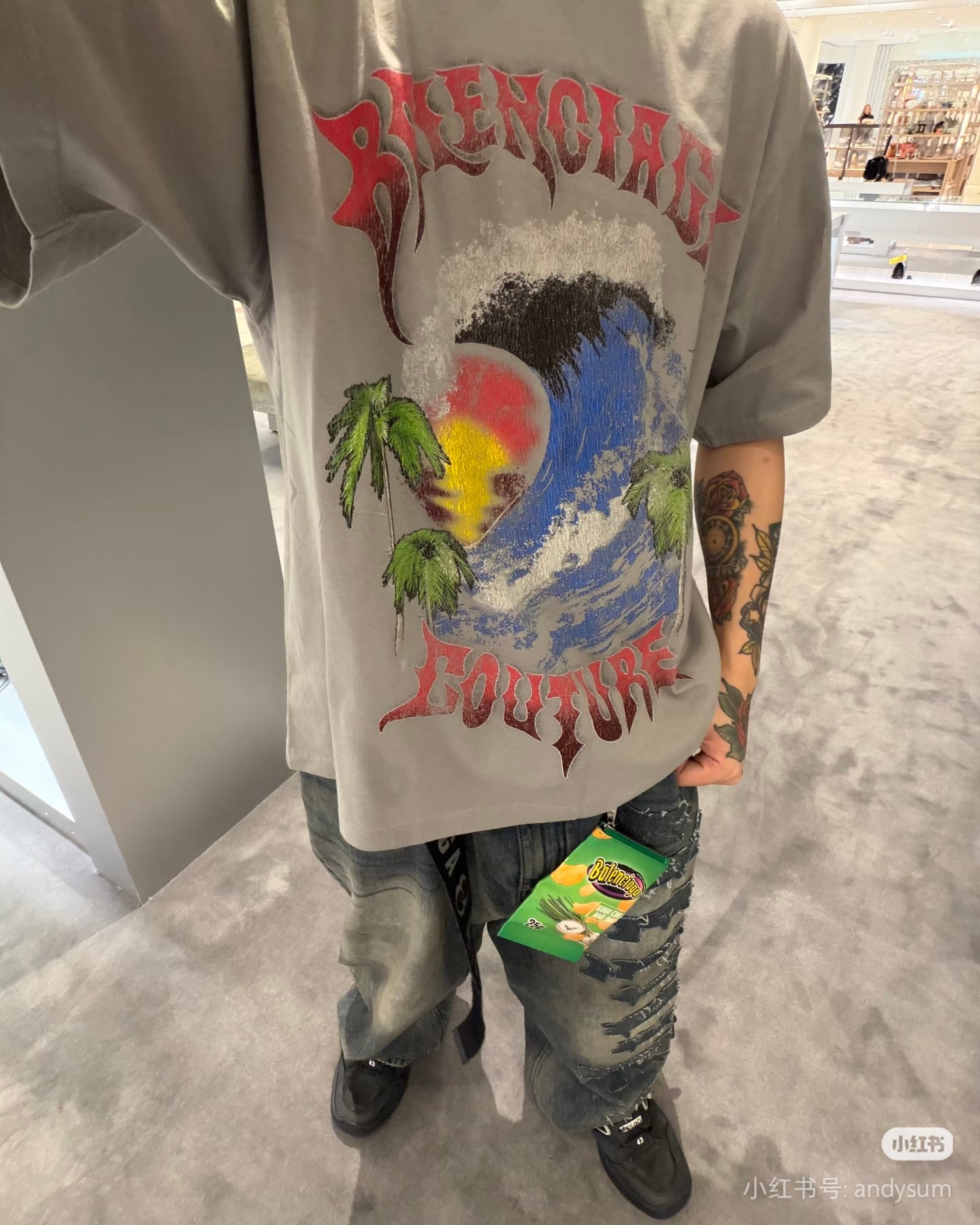 발렌시아가(BALENCIAGA) 그래픽 크랙 프린트 티셔츠 상의 의류