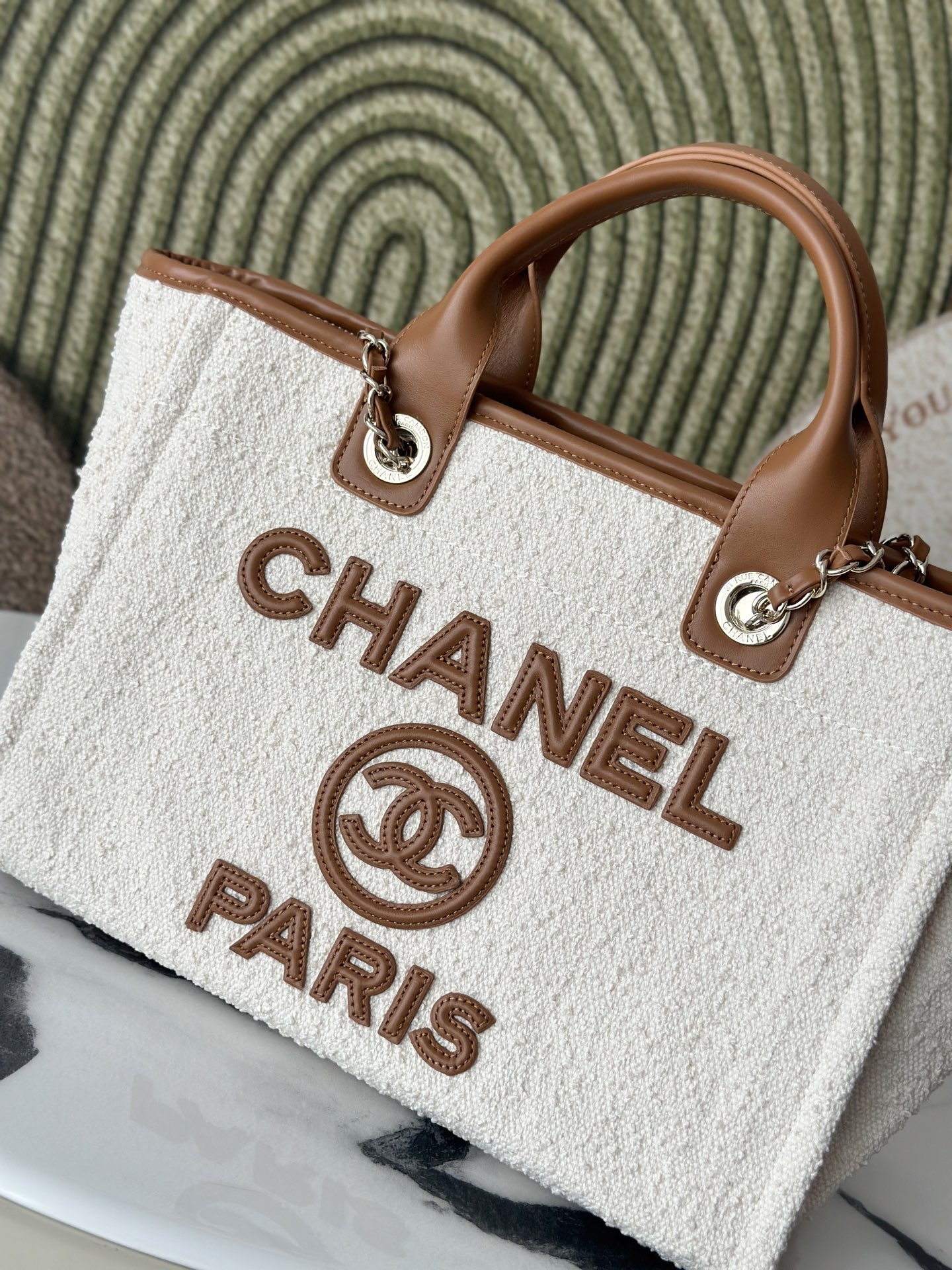 [Chanel] 샤넬 뉴 시즌 투인원 캔버스 쇼퍼 백 미디움 (화이트) 가방