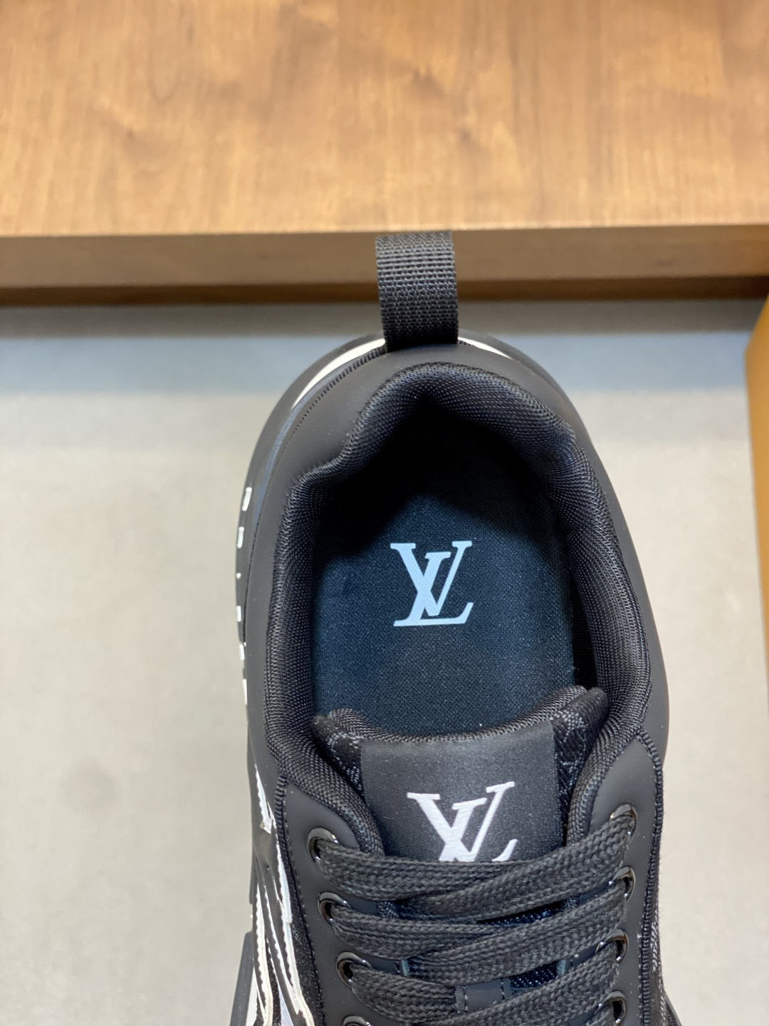 [Louis Vuitton] LV 루이비통 스크립트 로고 LV 트레이너 스니커즈 신발