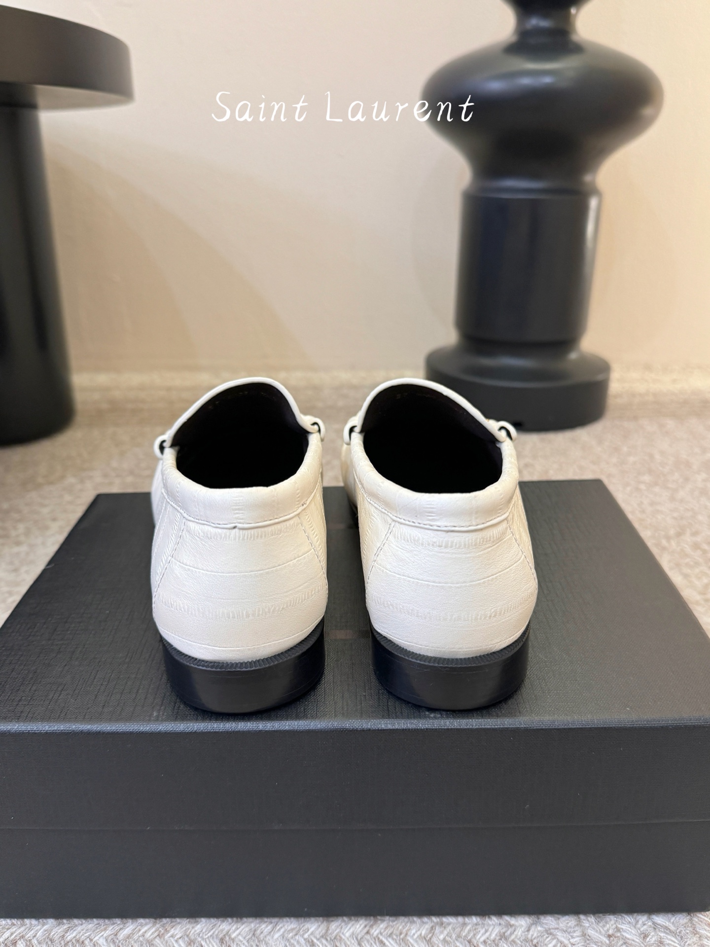 생로랑(SAINT LAURENT) 카프 레더 페니 로퍼 신발