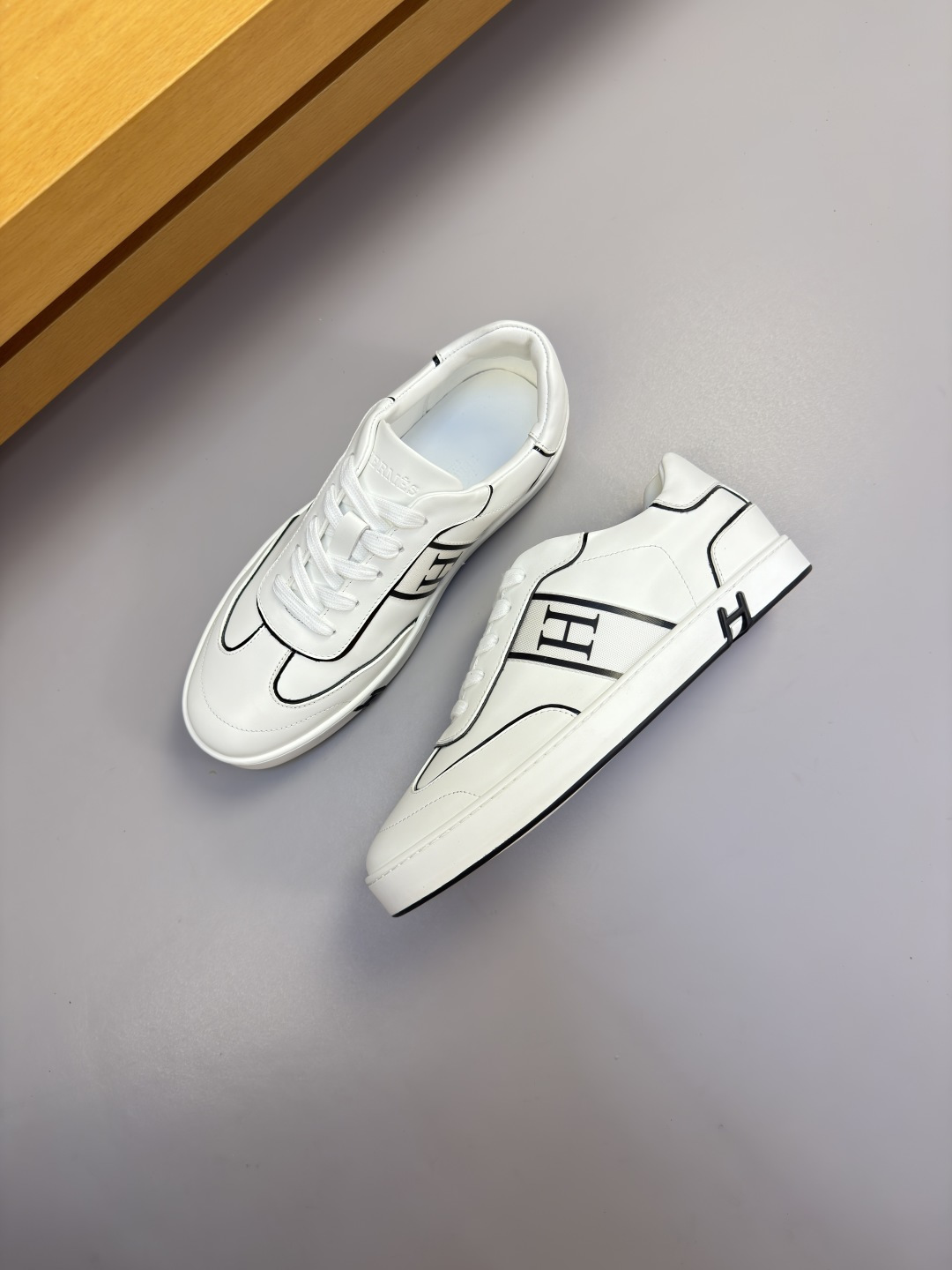 [Hermes] 에르메스 나파 스티치드 'H' 코트 스니커즈 신발