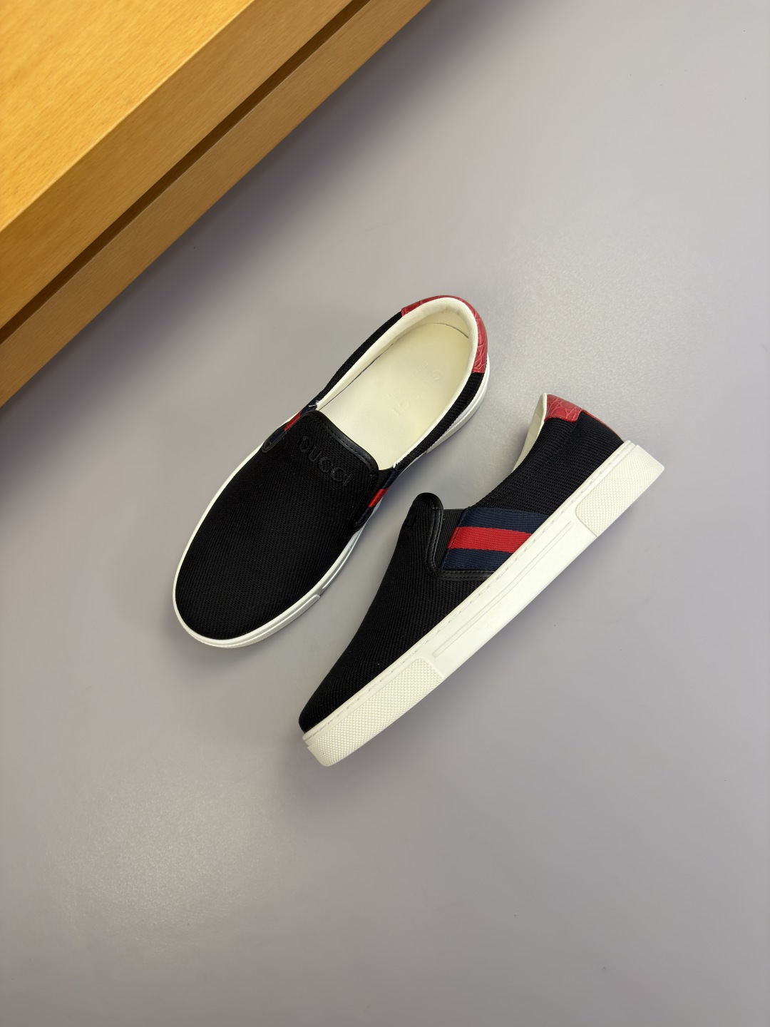 [Gucci] 구찌 스톤 엠보스 레더 믹스 스니커즈 슬립온 신발