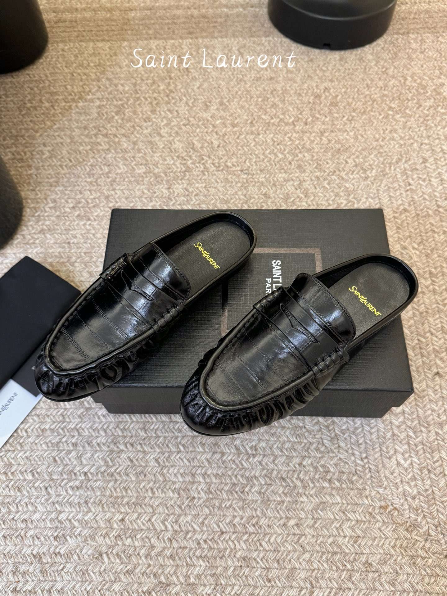 생로랑(SAINT LAURENT) 카프 레더 페니 백리스 로퍼 신발