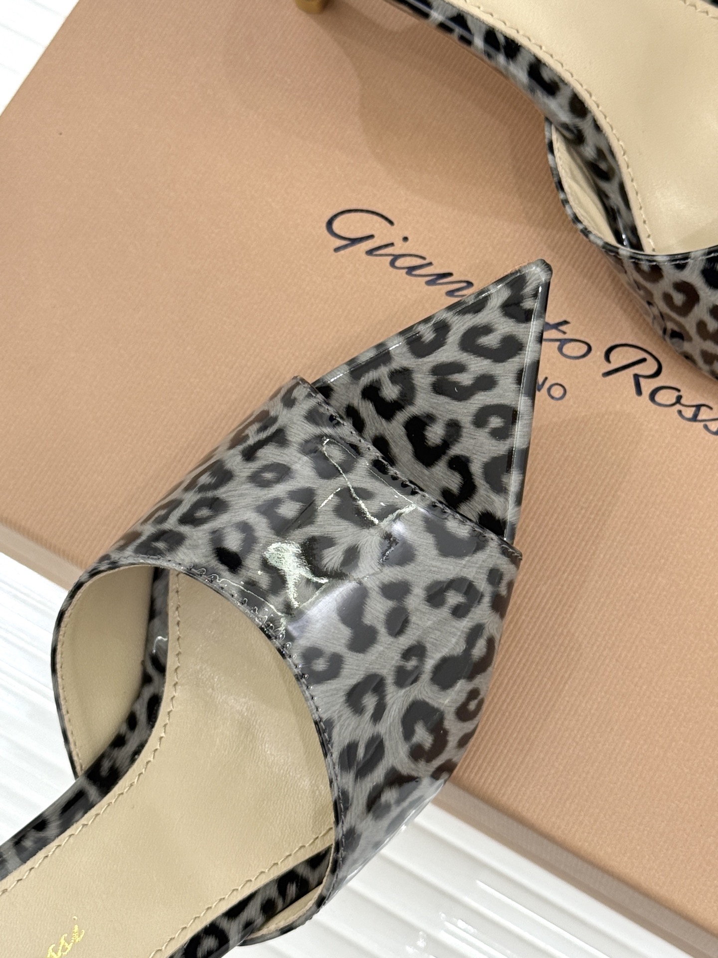 지안비토 로시(Gianvito Rossi) 슬림 포인티드 힐 슬리퍼 신발