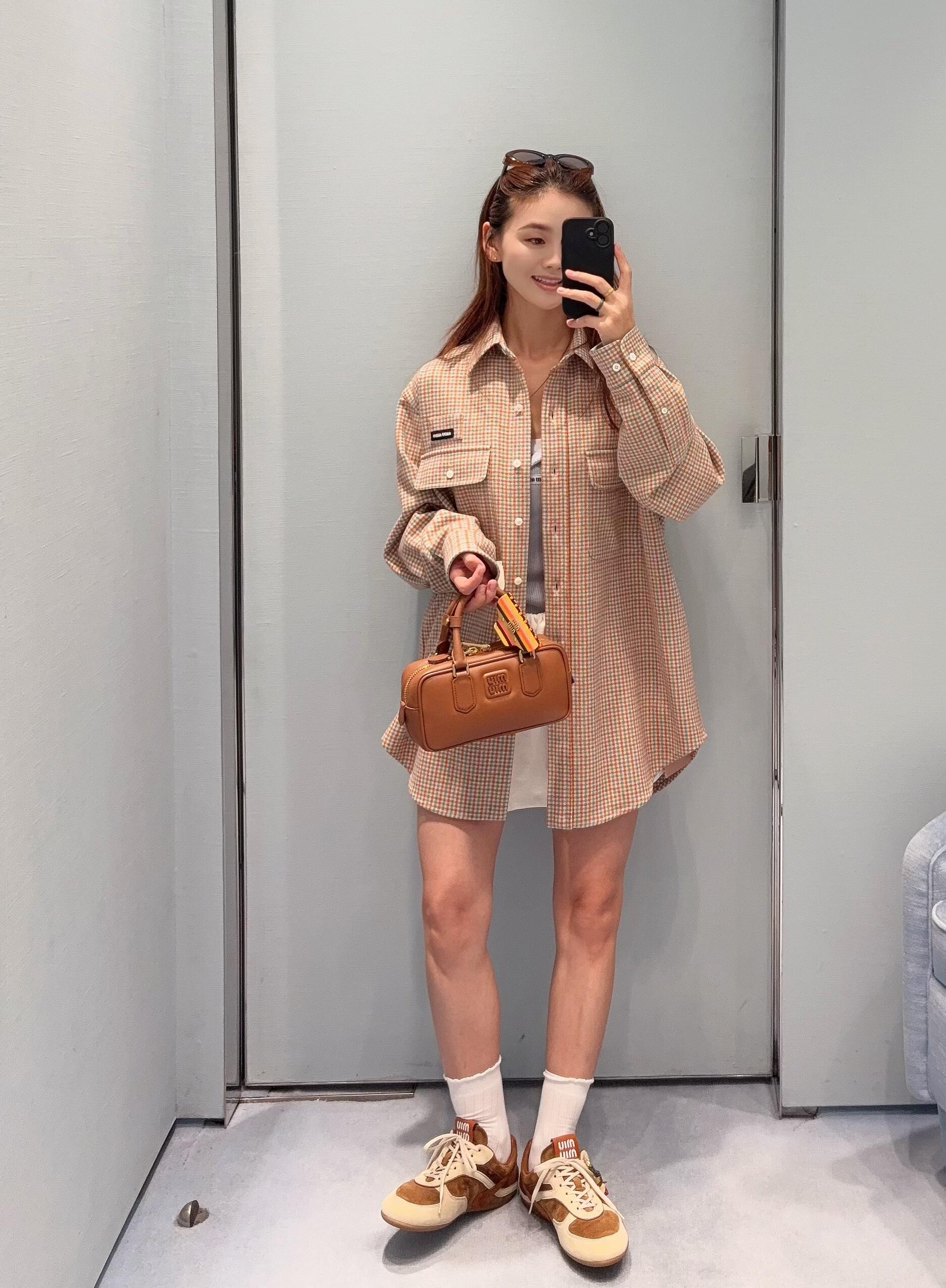 미우미우(MIU MIU) 배색 체크 더블 포켓 셔츠 상의 의류
