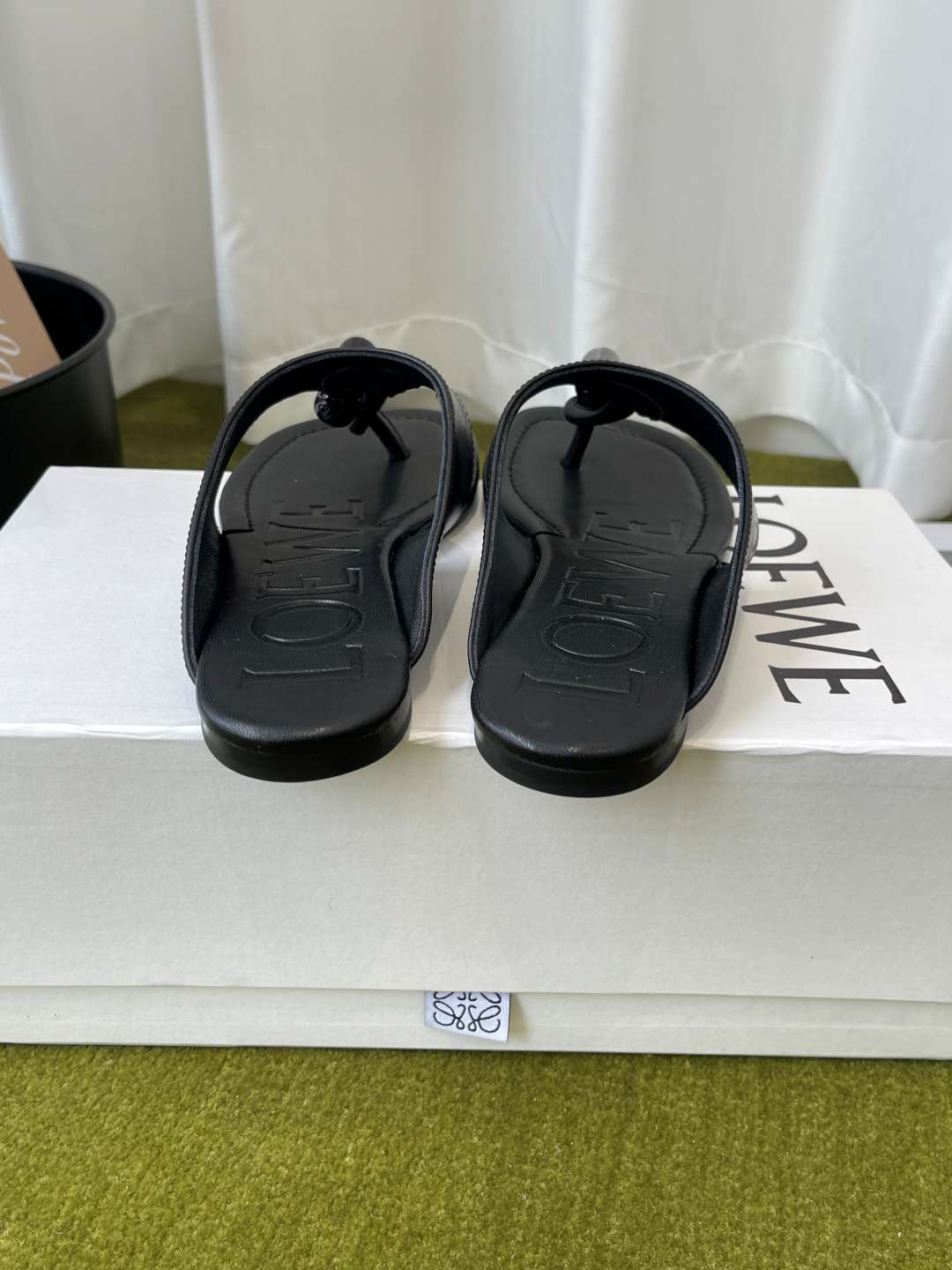 로에베(LOEWE) 토글 장식 토포스트 쪼리 스리퍼 신발
