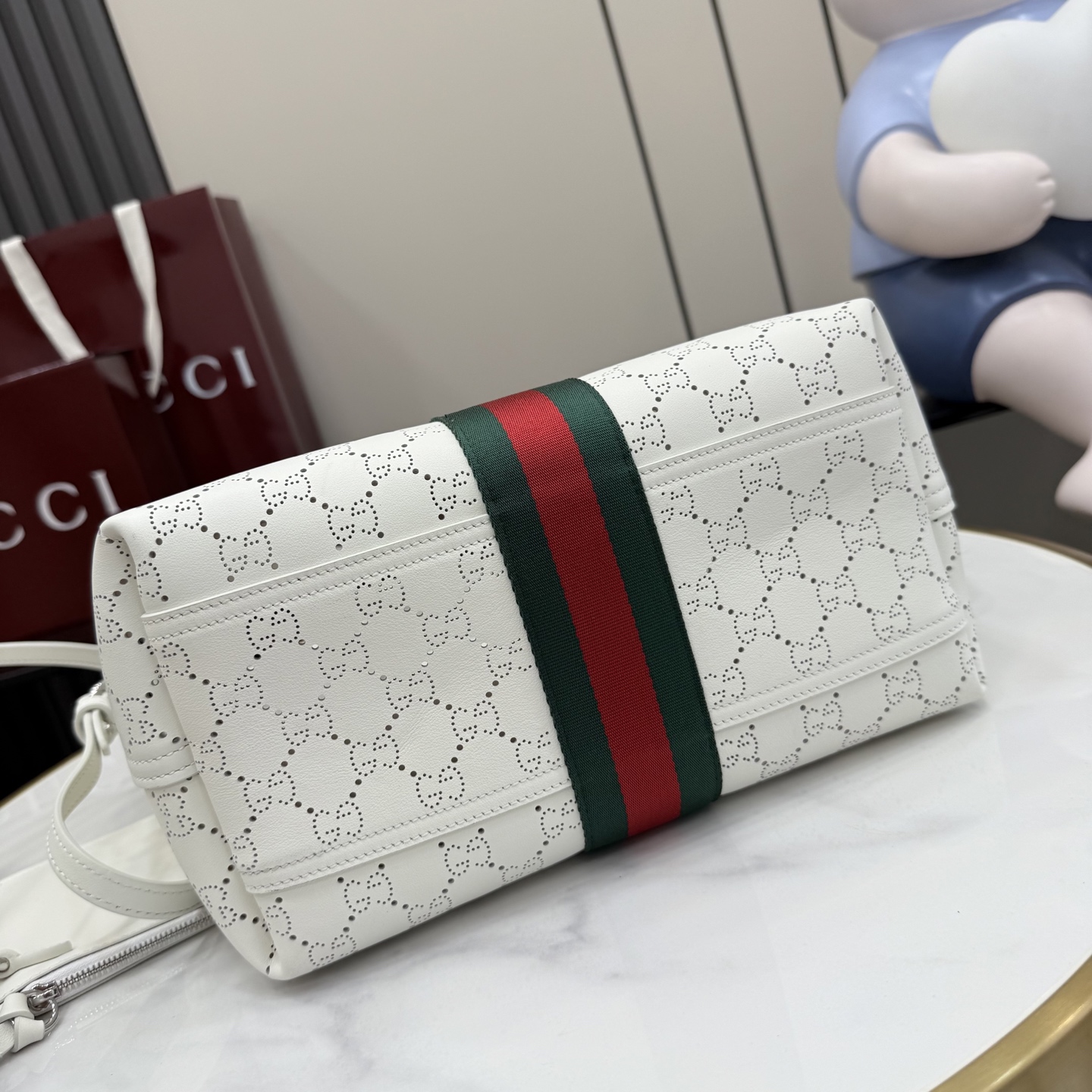 GUCCI 구찌 Generation 제너레이션 GG 질리오(Giglio) 펀칭 레더 토트백 가방