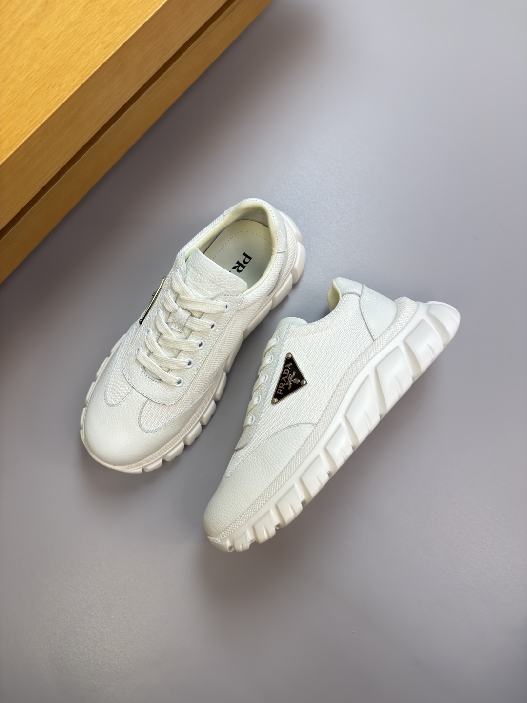 PRADA 프라다 리치 소가죽 & 캔버스 스니커즈 신발