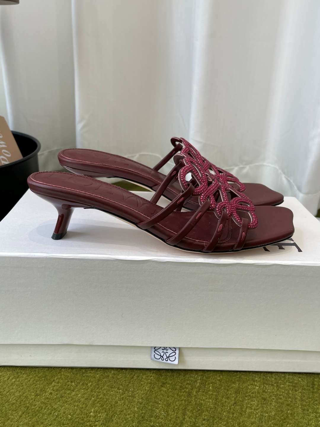 로에베(LOEWE) 아나그램 라인스톤 미들 힐 신발