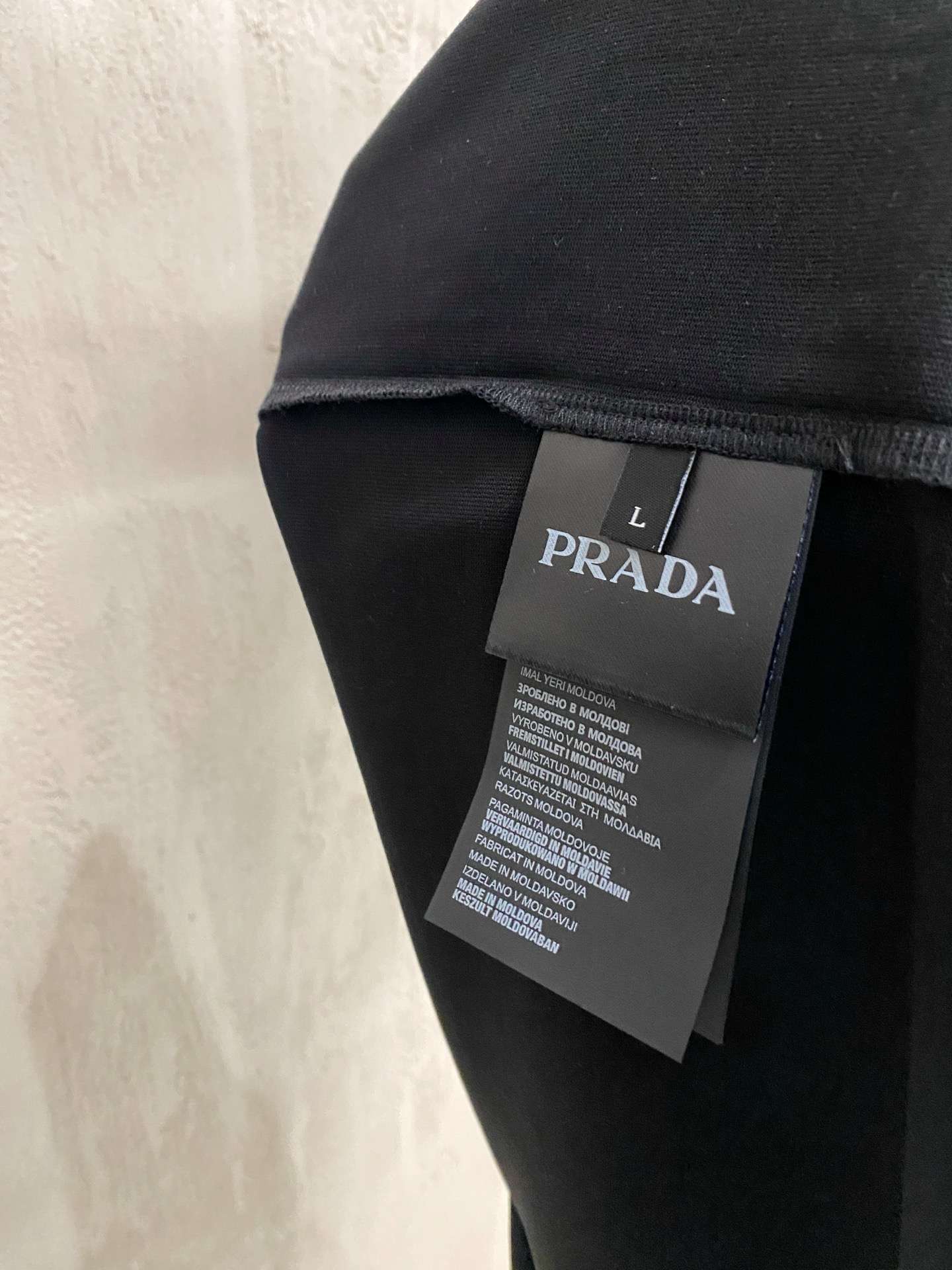 프라다(PRADA) 밀라노 로고 그래픽 프린트 반팔 티셔츠 상의 의류