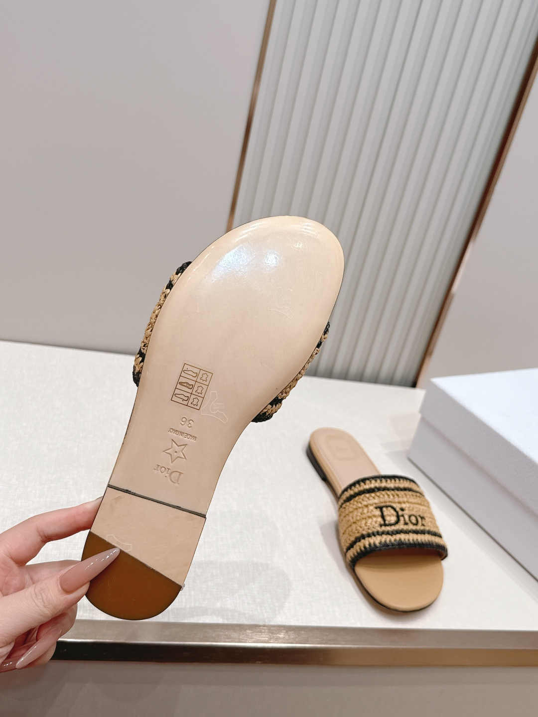 디올(DIOR) 라피아 위빙 슬라이드 샌들 신발
