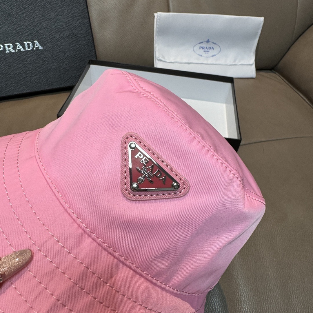 프라다(PRADA) 삼각 로고 옥스포드 버킷햇 모자