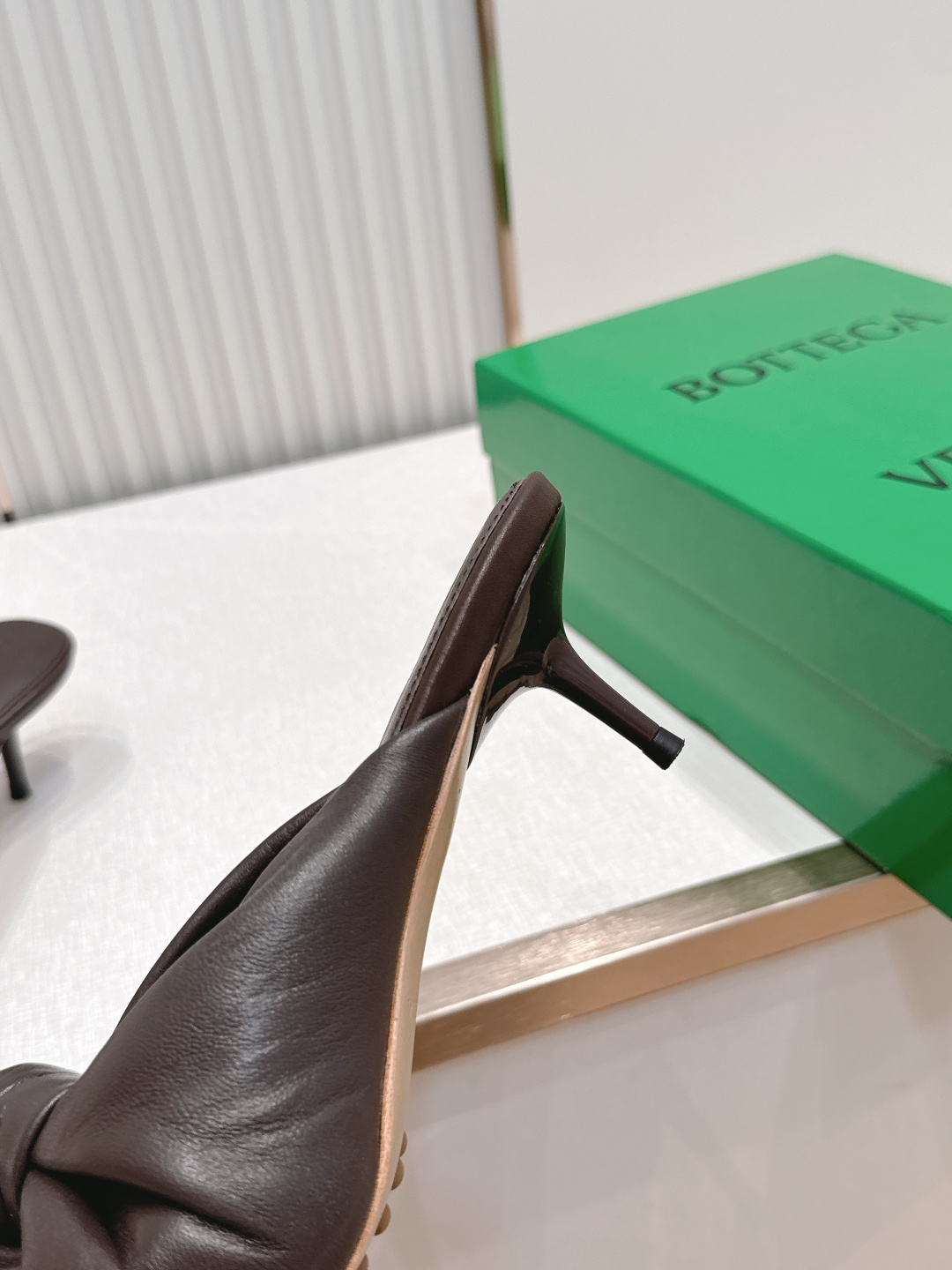 보테가 베네타(BOTTEGA VENETA) 체리 트위스트 뮬 힐 신발