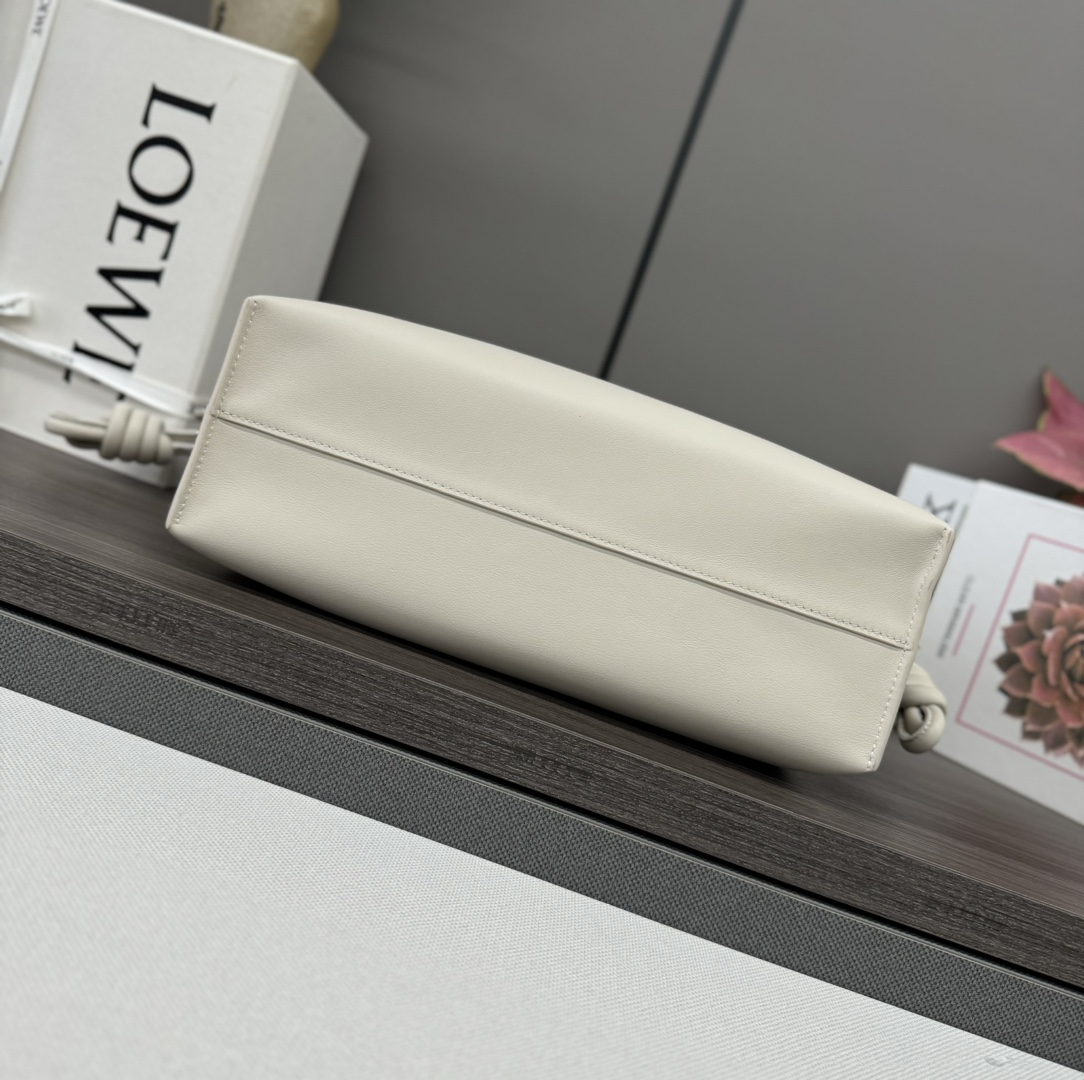 LOEWE 로에베 Flamenco 플라멩코 나파 카프스킨 숄더/클러치백 (미디엄) 가방 / 262386