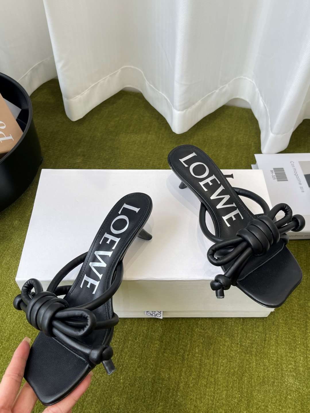 로에베(LOEWE) 리본 매듭 스트랩 미들힐 신발