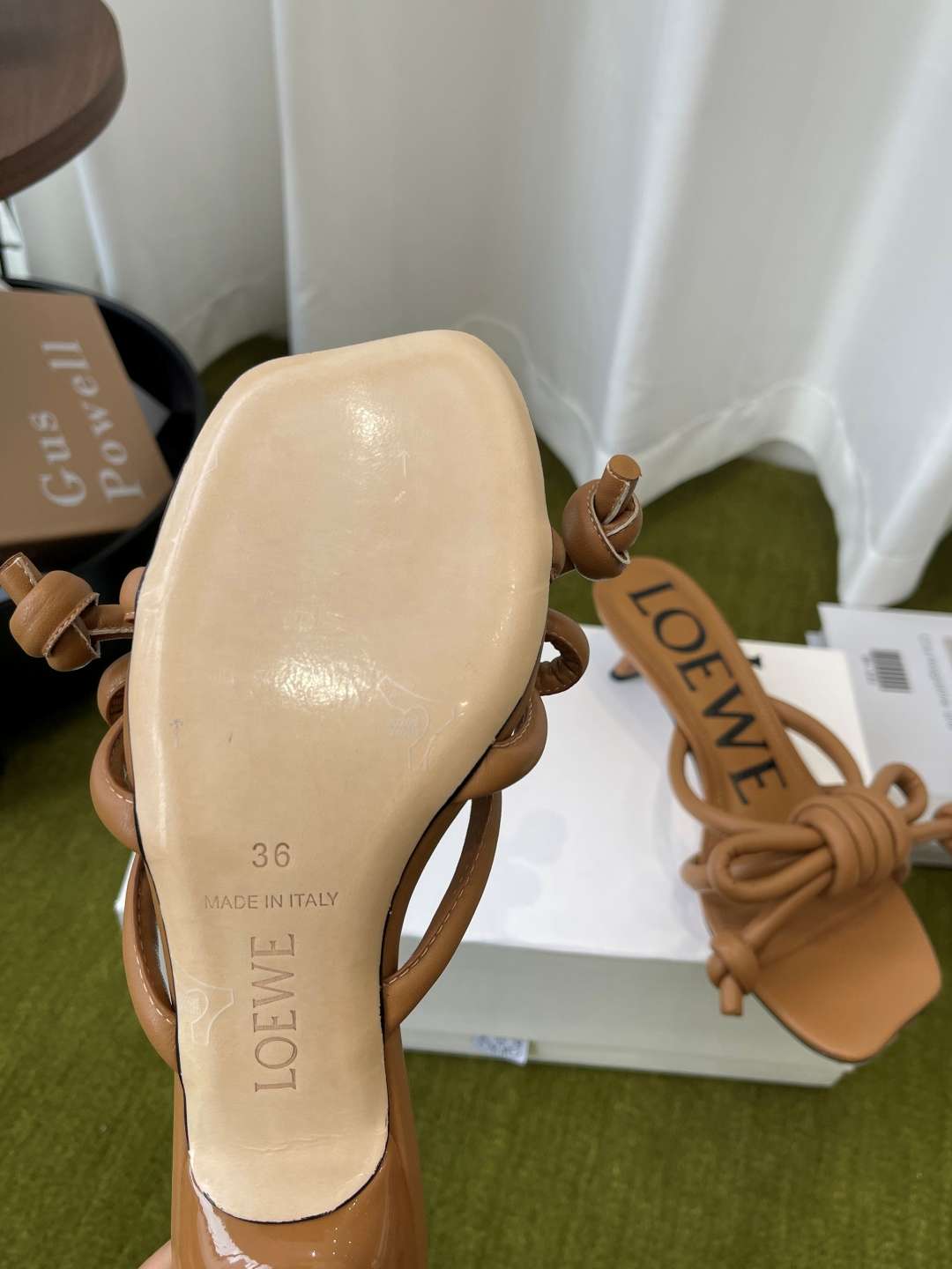 로에베(LOEWE) 리본 매듭 스트랩 미들힐 신발