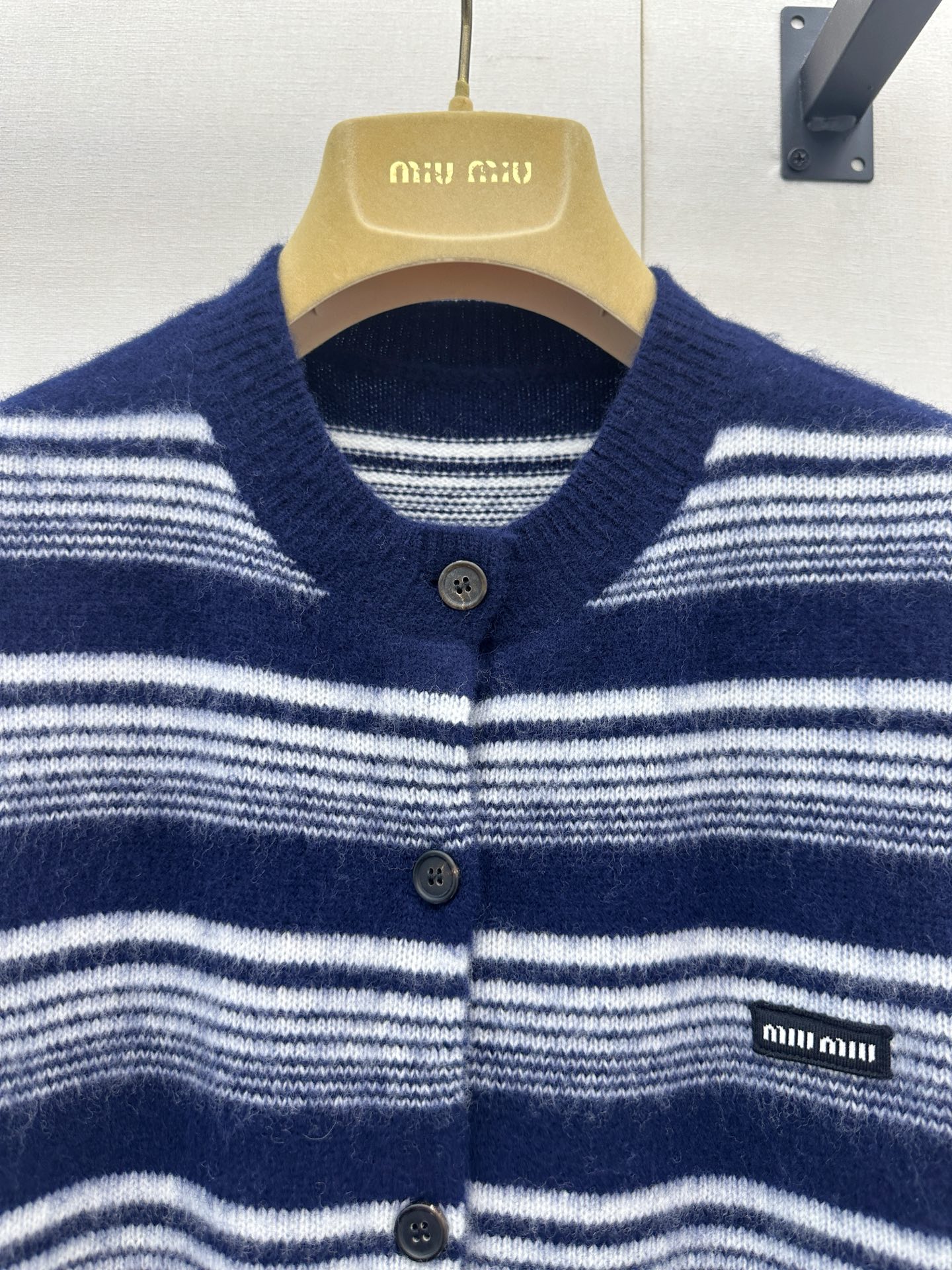 미우미우(MIUMIU) 스트라이프 하프넥 니트 가디건 상의 의류