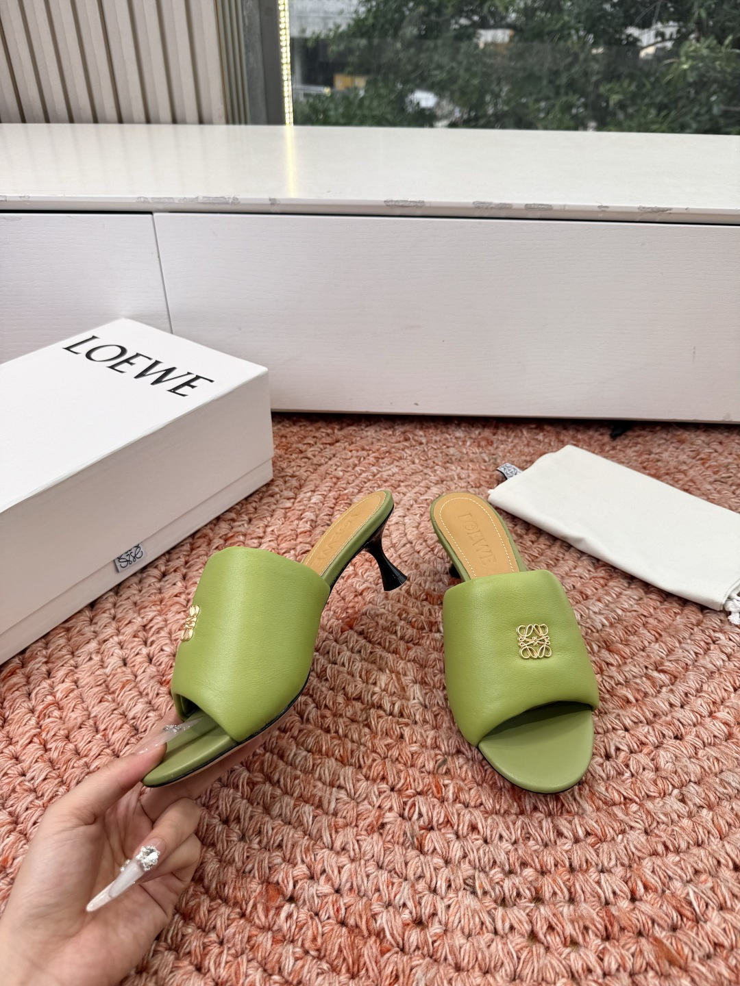 로에베(LOEWE) 아나그램 페블 슬리퍼 샌들 신발