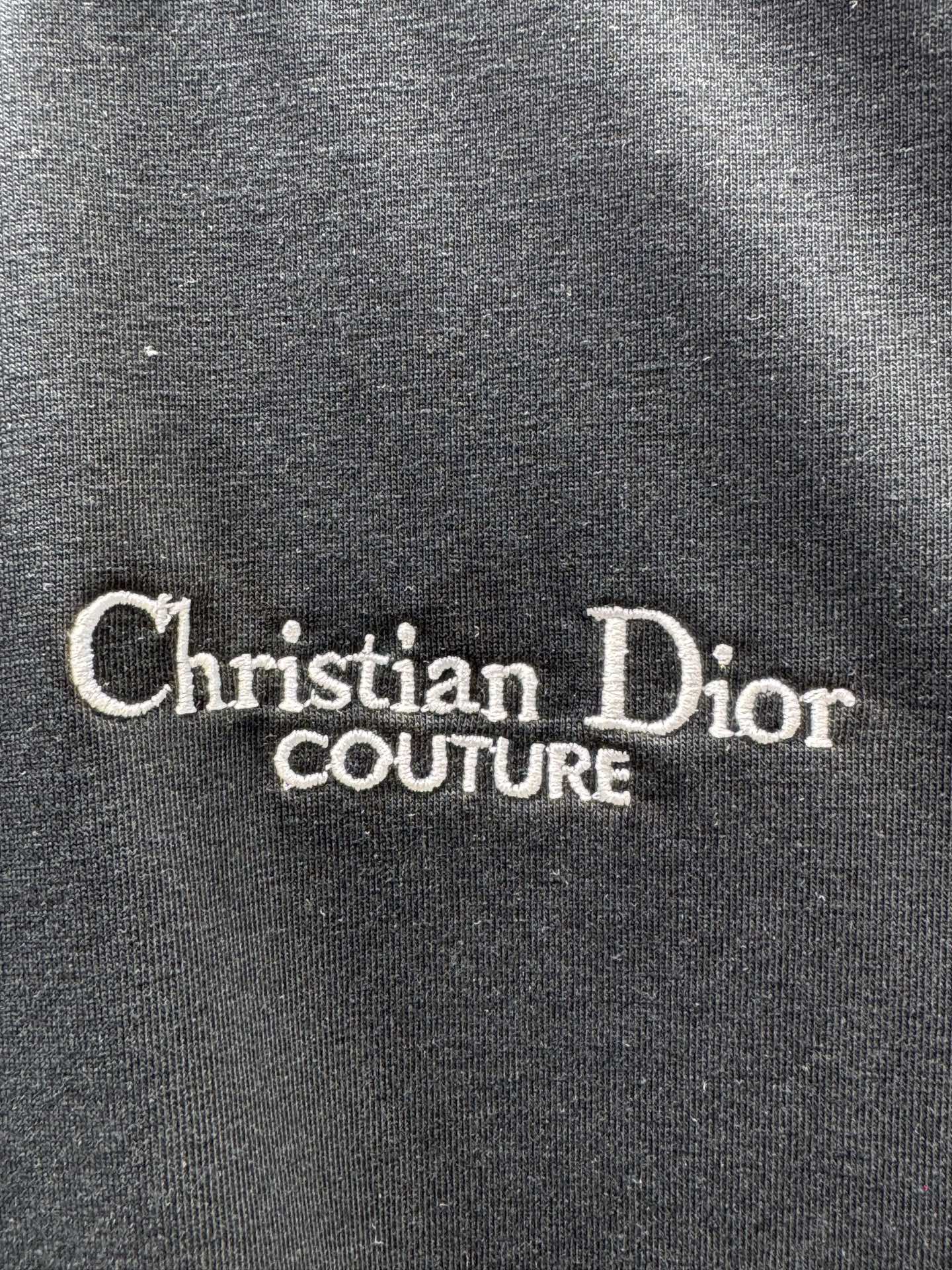 디올(DIOR) 레터링 자수 슬리브리스 상의 의류