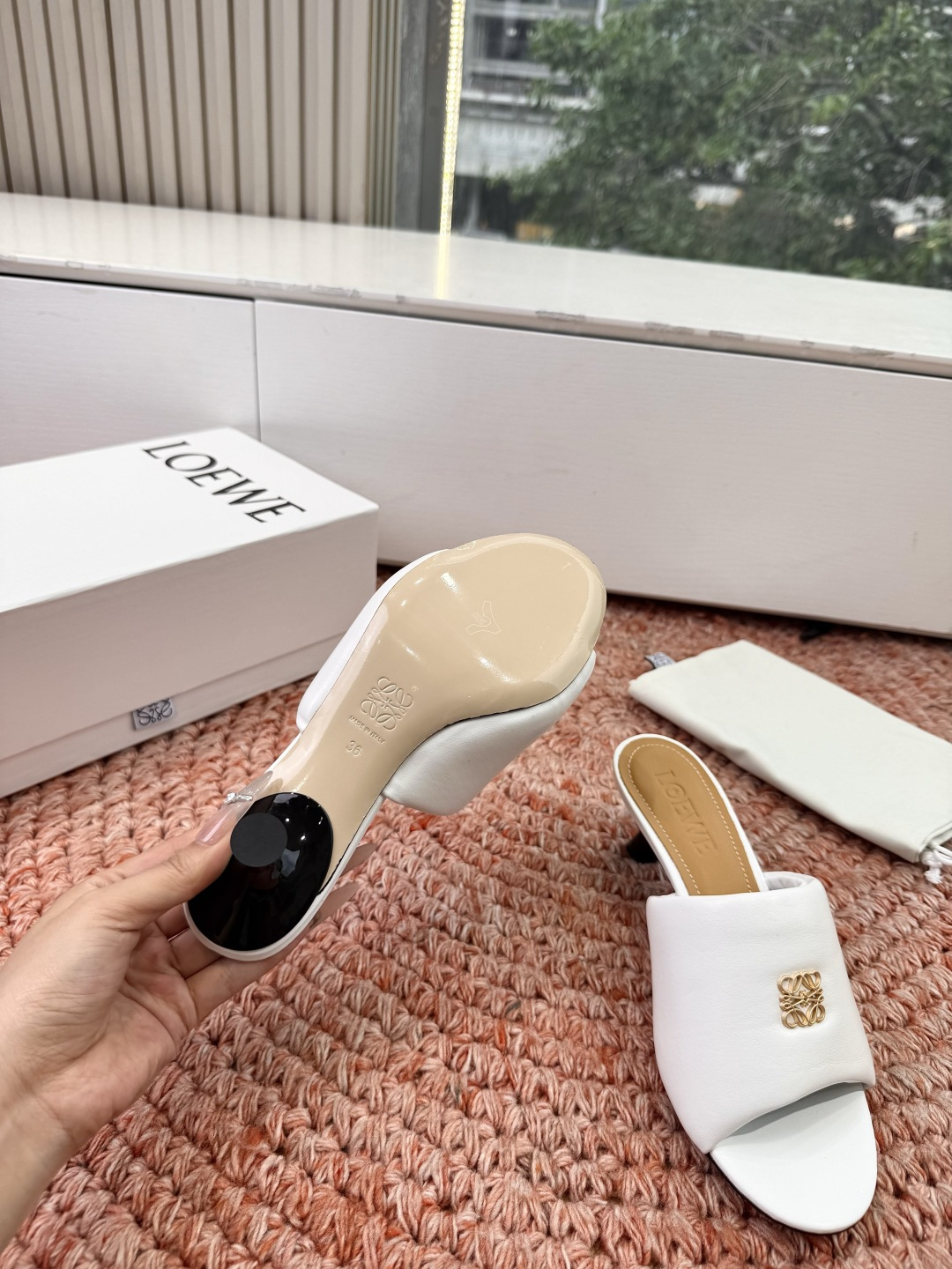 로에베(LOEWE) 아나그램 페블 슬리퍼 샌들 신발
