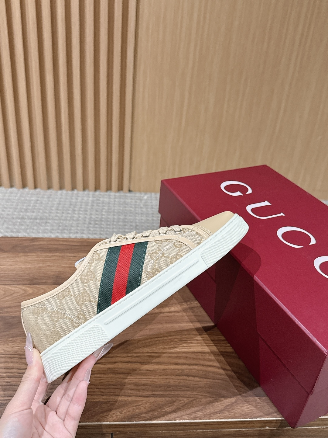 구찌(GUCCI) GG 엠보싱 로우탑 스니커즈 신발